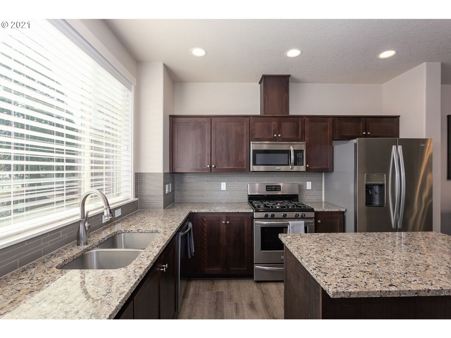Spectacular 2 Bed 2 5 Bath Office Den Townhome Prime Hillsboro Location Modern Living Close To Everything – photo 4