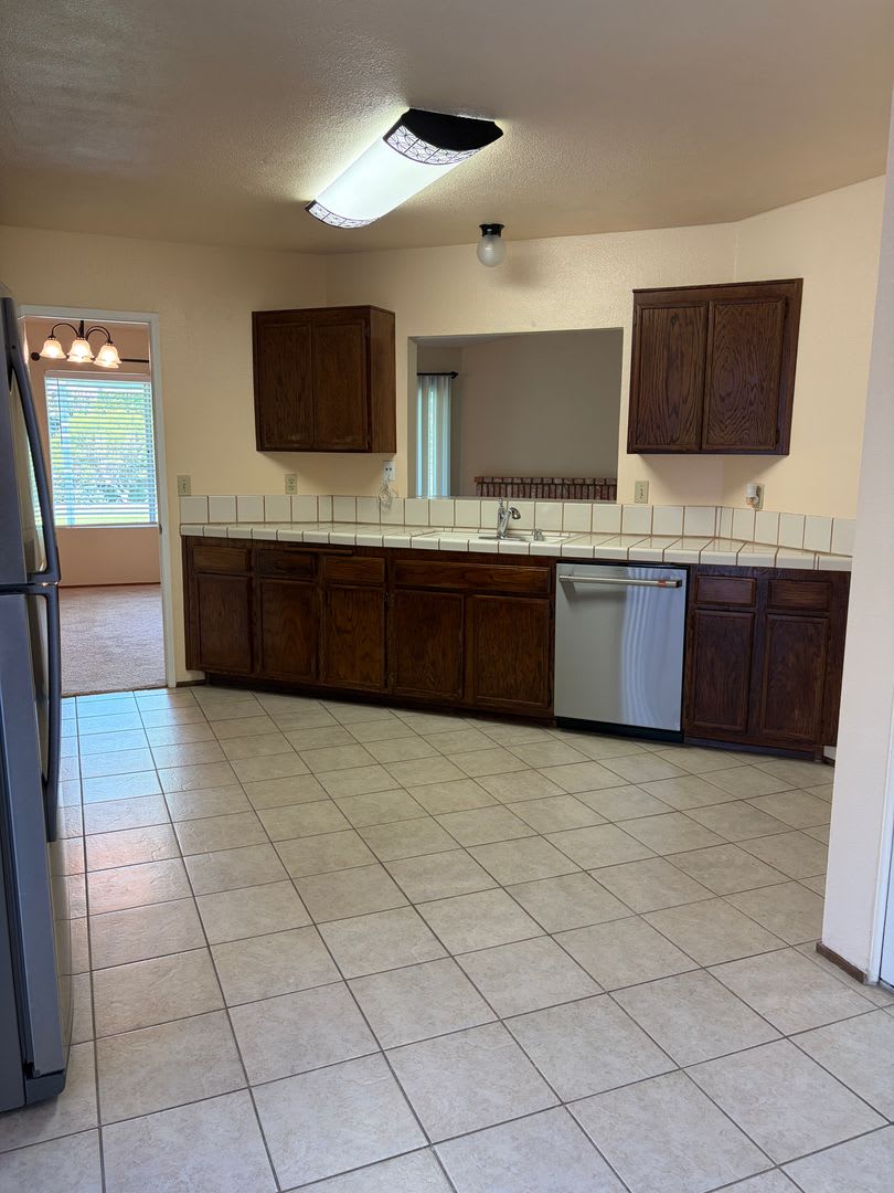 Move in Ready, single story 3 Bed / 2 Bath with Huge Backyard! – photo 4