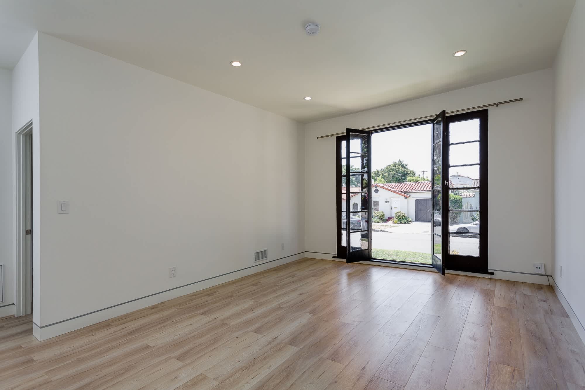7223 Willoughby Ave – photo 3