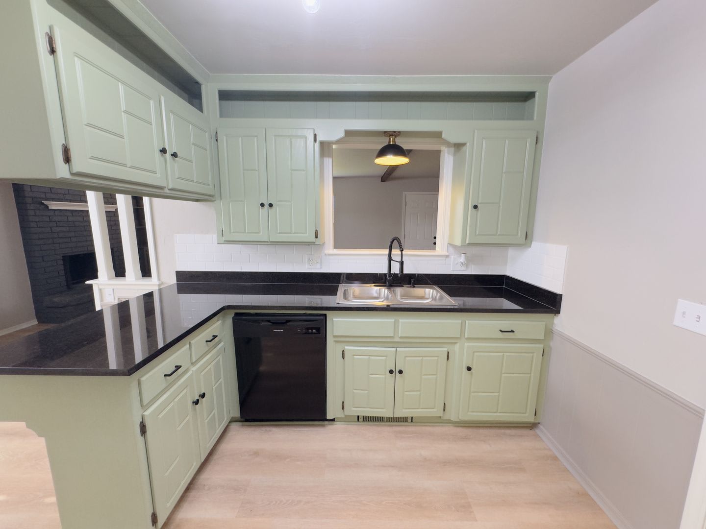 Updated 3 Bedroom 2 Bathroom Duplex With A Spacious Fenced Backyard – photo 3
