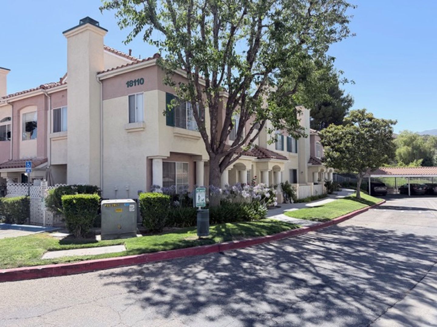 TOWNHOUSE-STYLE 3 BR + 2 1/2 BA UNIT IN CANYON COUNTRY AVAILABLE NOW – photo 1