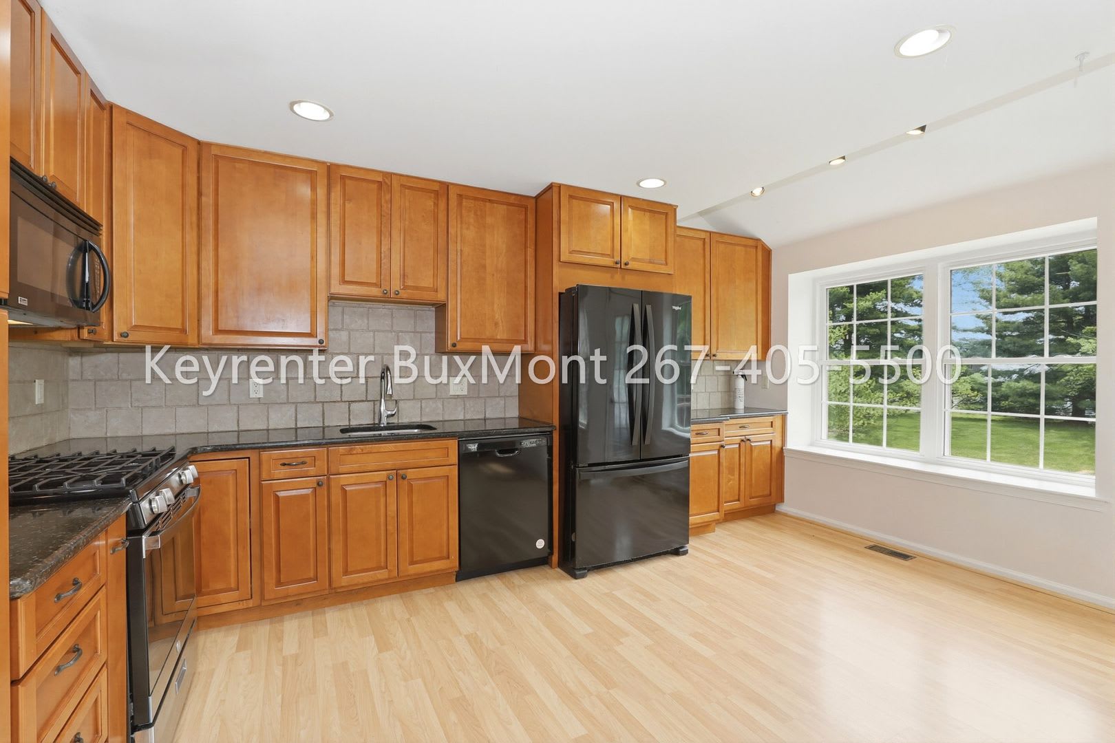 Spacious Townhome with Garage & Finished Basement in Newtown Grant – photo 1