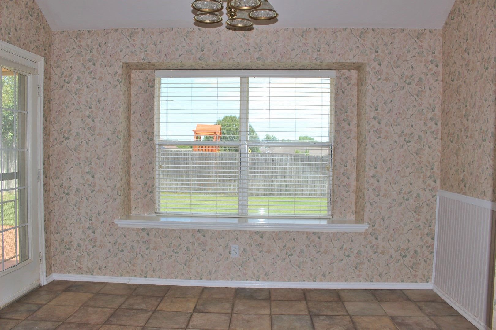 Charming 3 Bed, 2 Bath Home in Edmond with Gated Neighborhood – photo 5