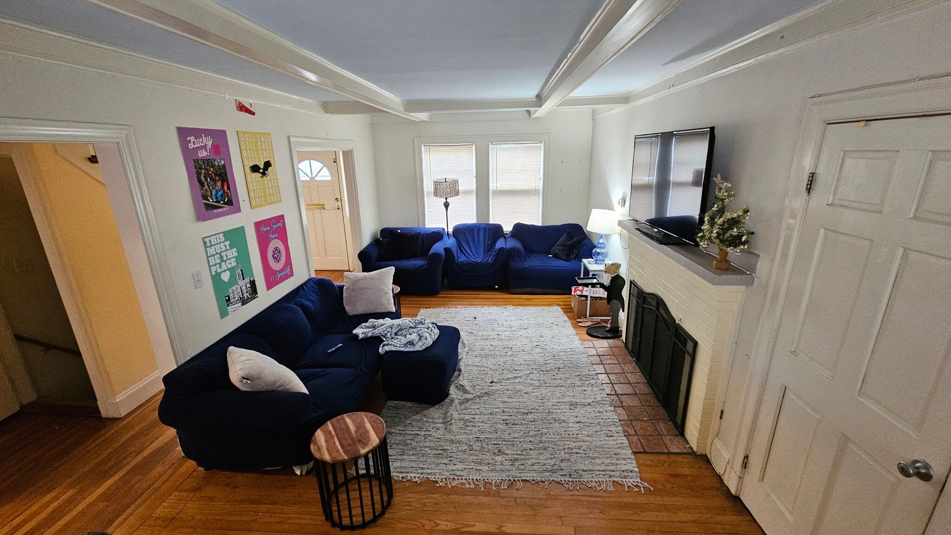$1k Rebate! Oversized House w 4 Parking Spots Inc. Laundry in Unit. Fits up to 10 ppl (Would Cost Extra) – photo 1