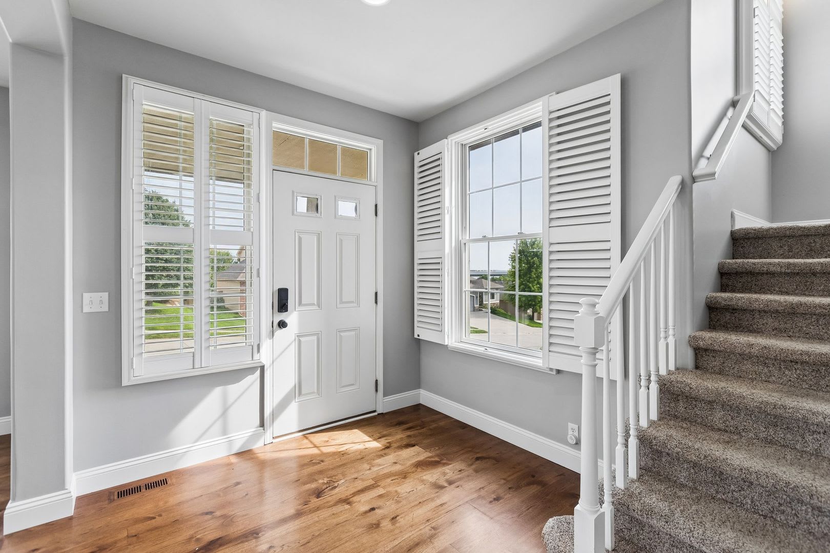 Gorgeous 4 Bedroom In The Grove!! – photo 4