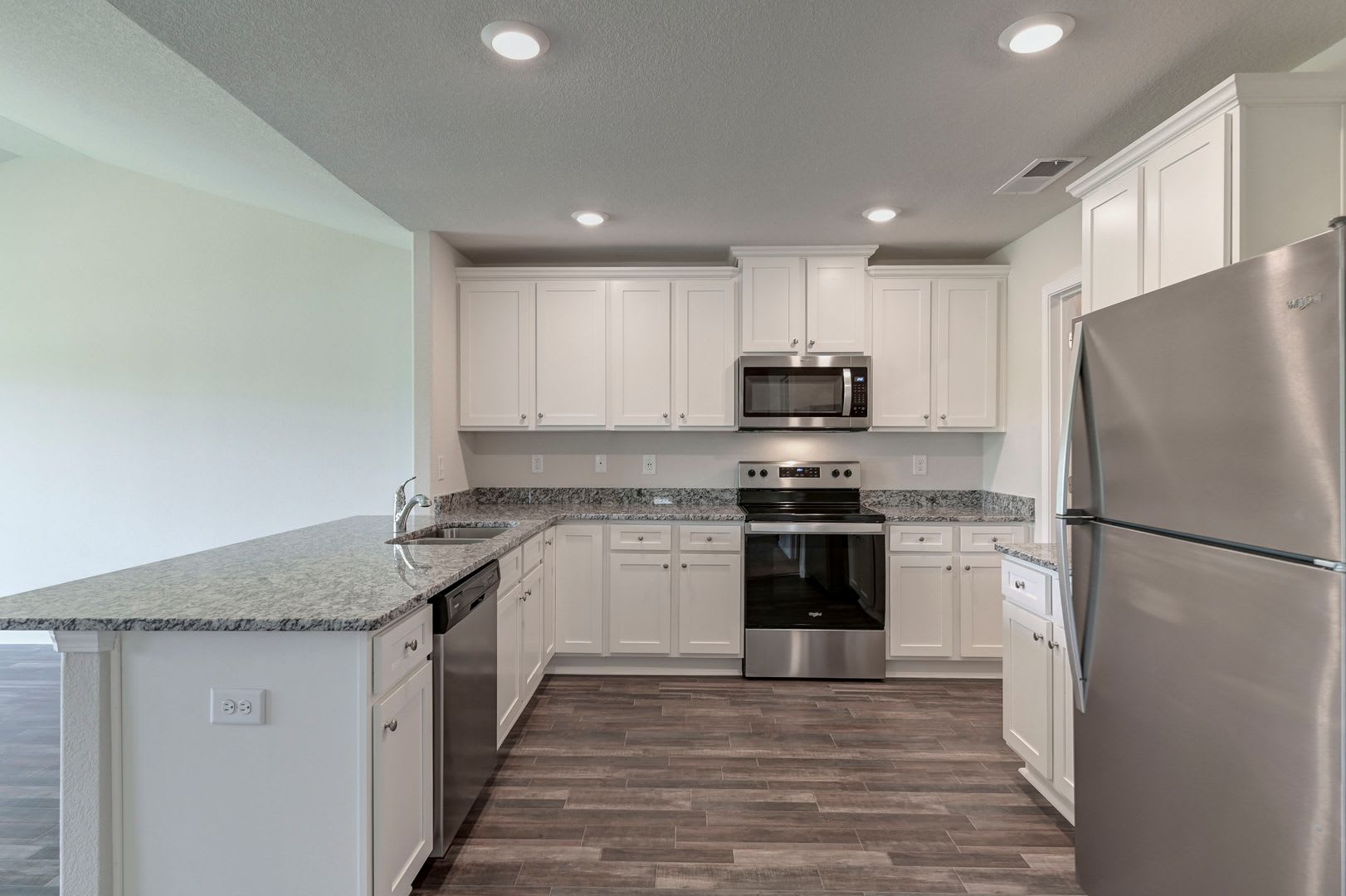 Welcome To 807 Red Berry Lane A Charming And Modern Rental Home That Combines Luxury And Comfort In Every Detail – photo 3