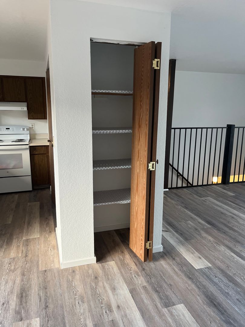 Sutherlin Upstairs 2 bedroom apartment on Comstock – photo 3