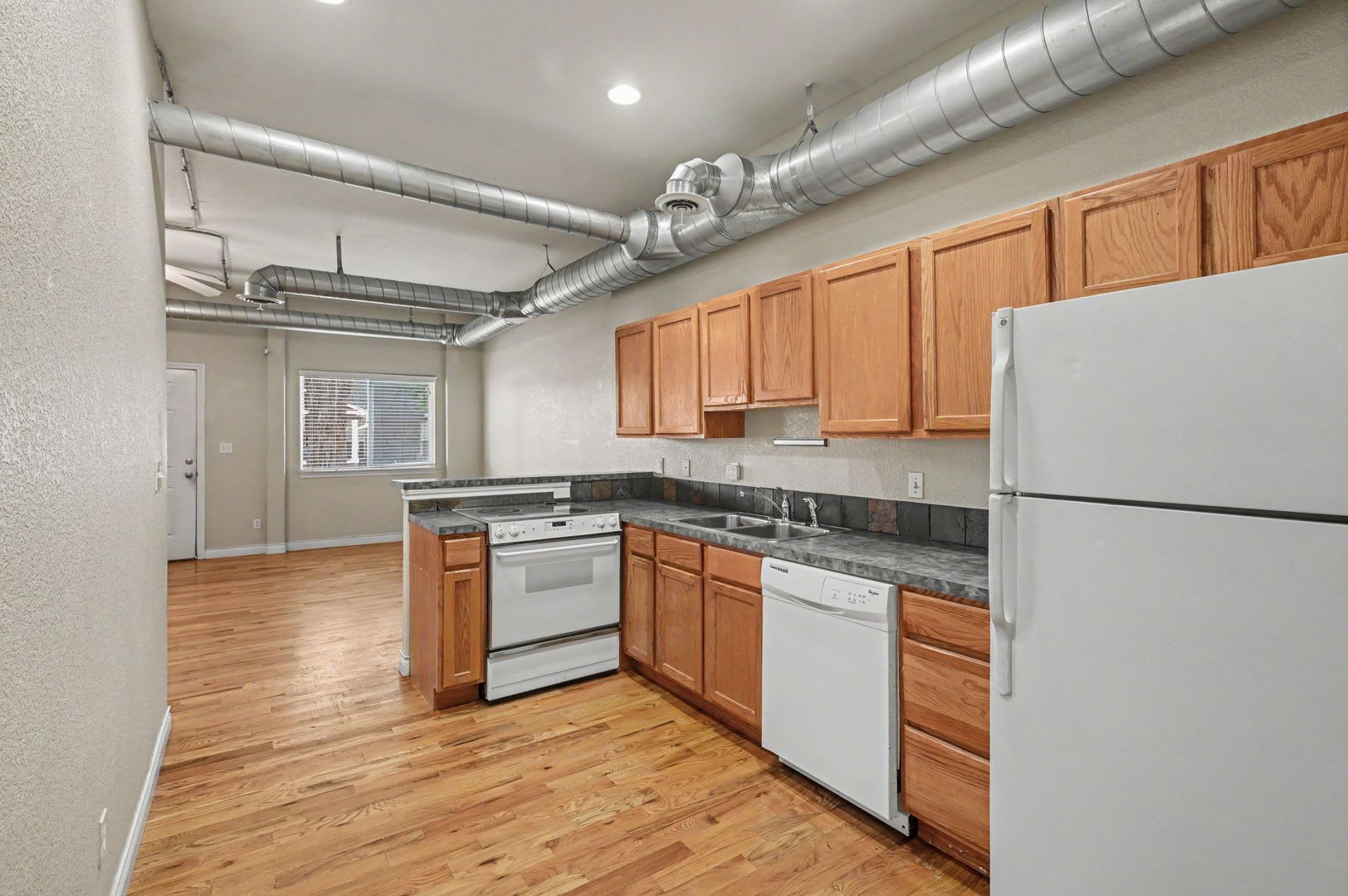 Updated 2 Bed Apartment Available in West Highlands/ Berkeley Area – photo 2