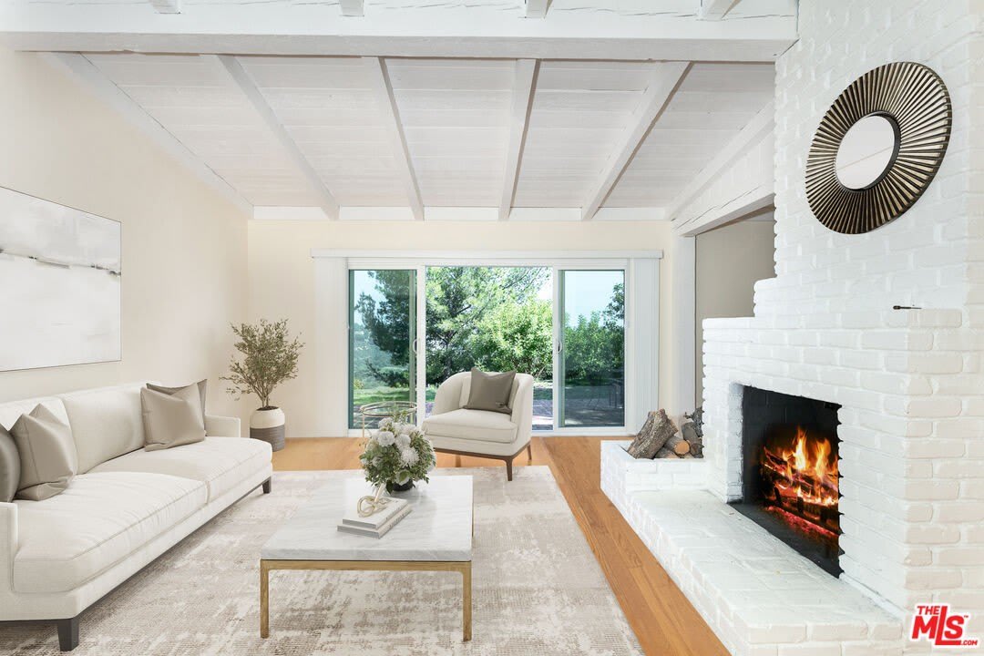 2536 Roscomare Rd – photo 2