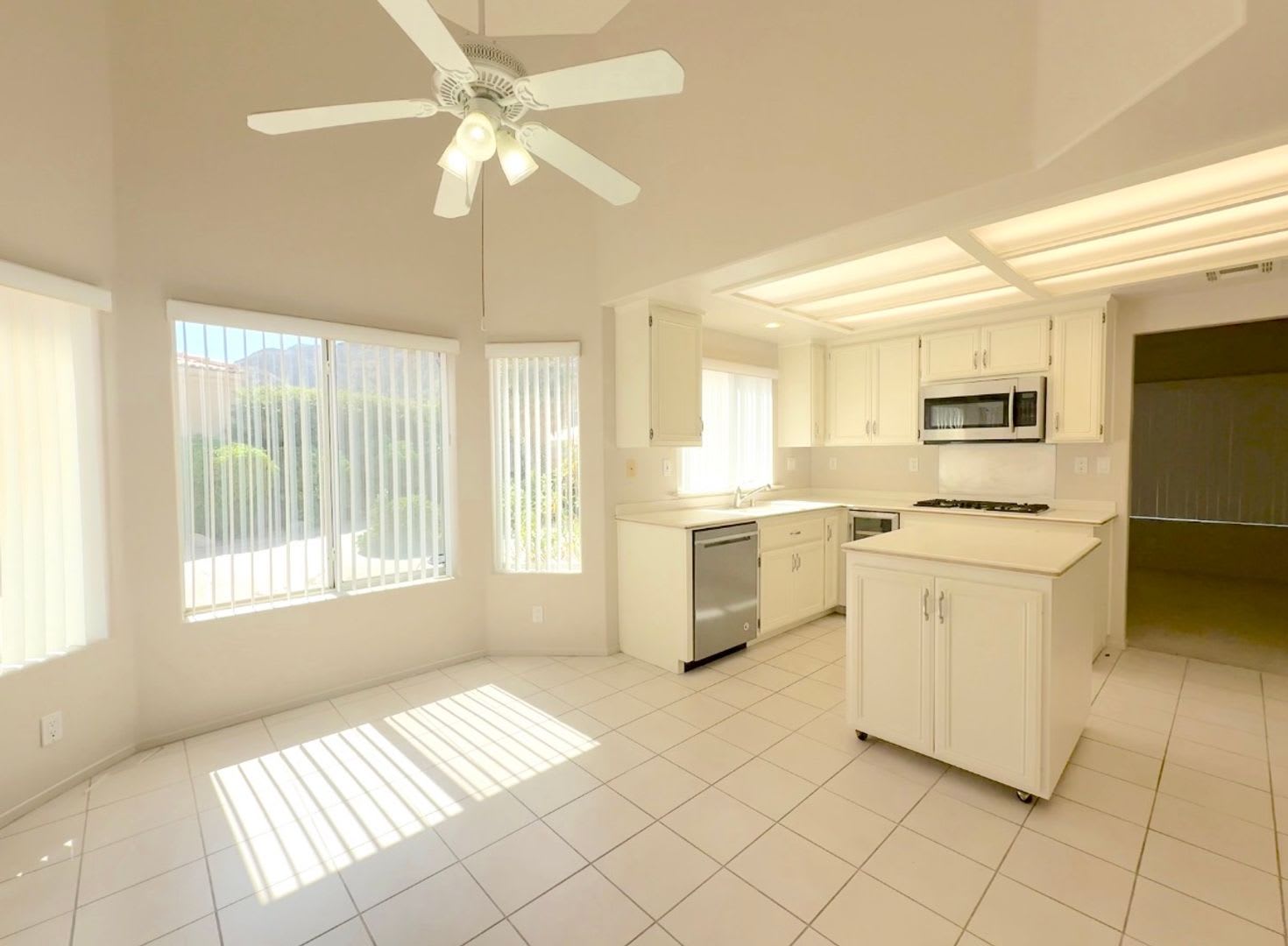 Available Now Lovely 3 Bedroom 2 Bathroom Home In Laguna De La Paz Move In Special 50 Off One Months Rent – photo 5