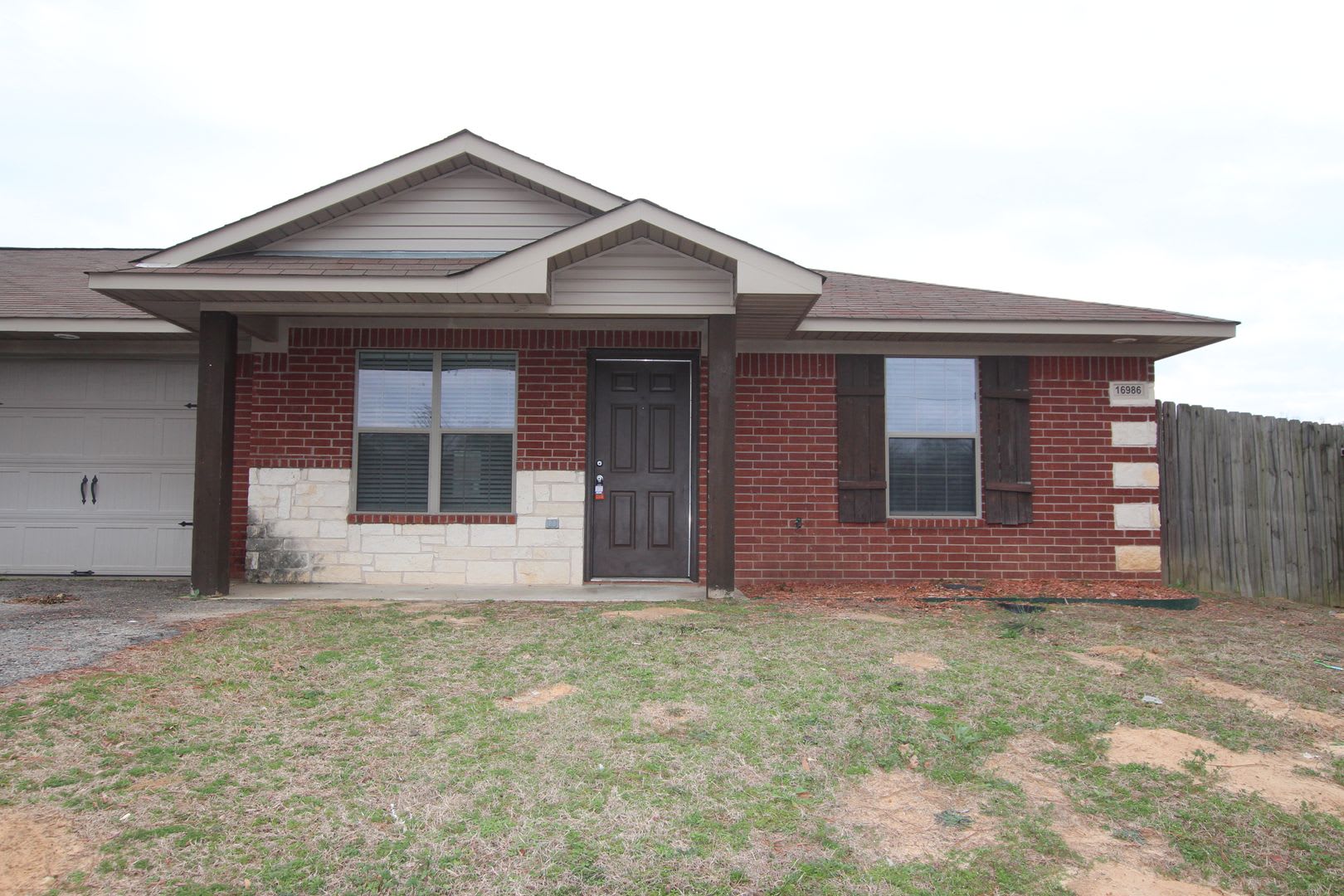 2 Bedroom Duplex for Rent in Lindale! – photo 1