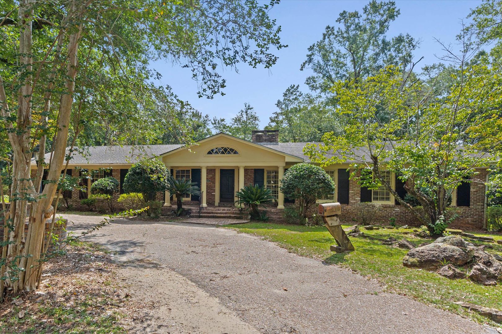 Rare Property on 2.5 Acres in the Heart of Spring Hill – photo 1