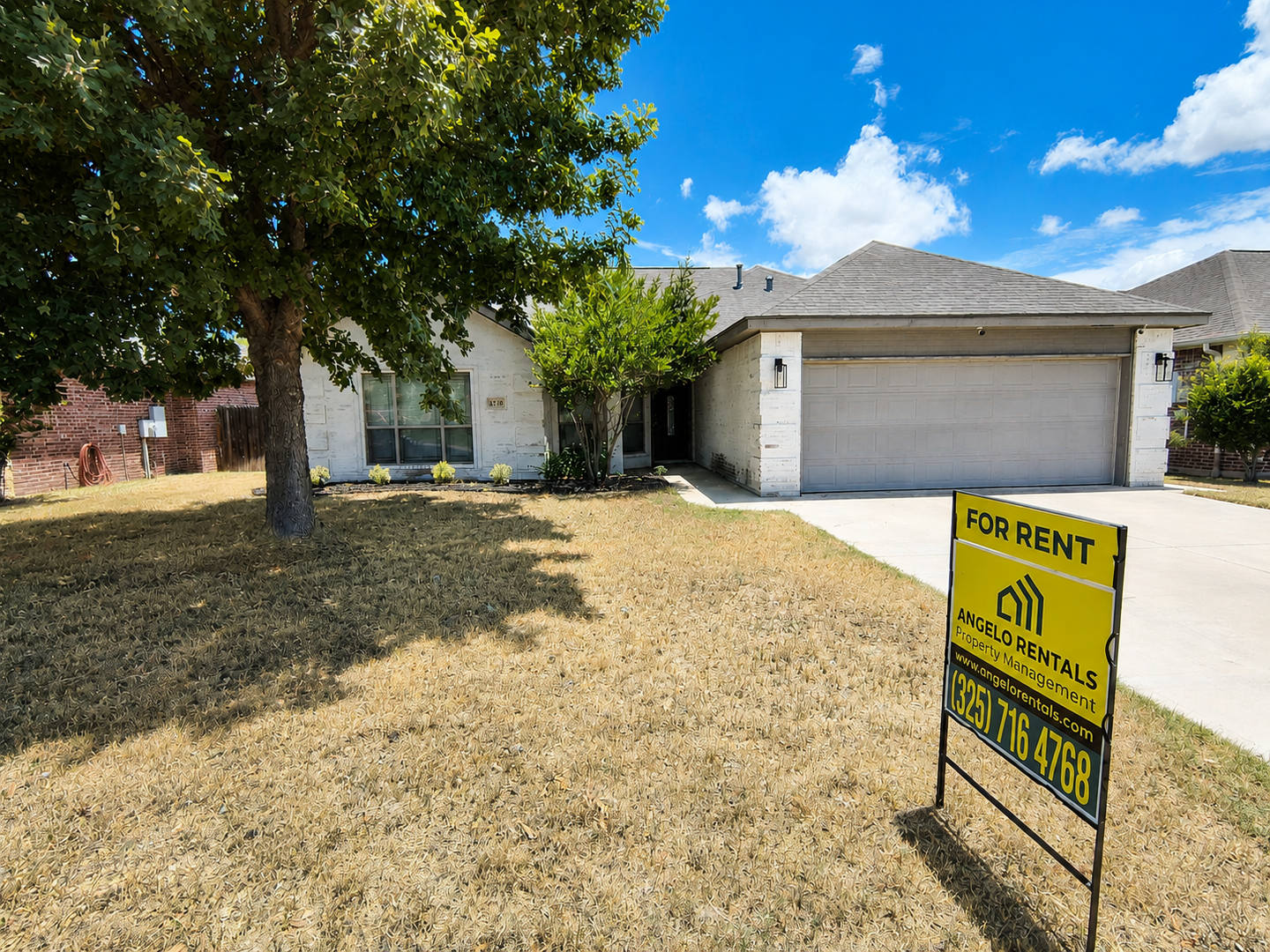 Beautifully Maintained 3 Bed 2 Bath Home Available Now – photo 1