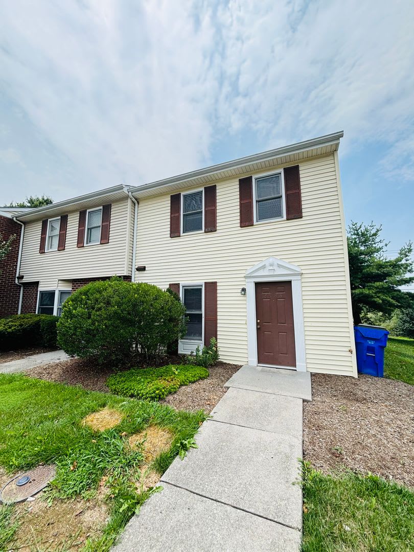 3 Bedroom 2.5 Half Bath Townhouse – photo 1