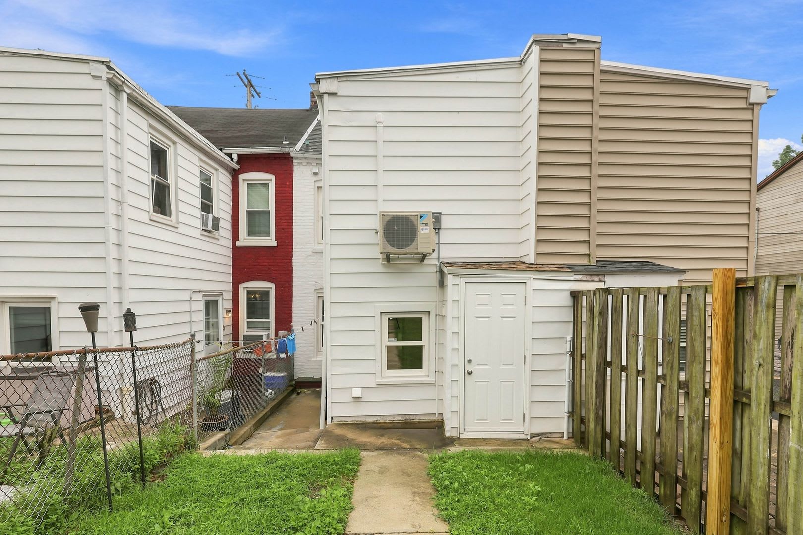Beautiful 3 Bed 1 Bath Available Now – photo 3