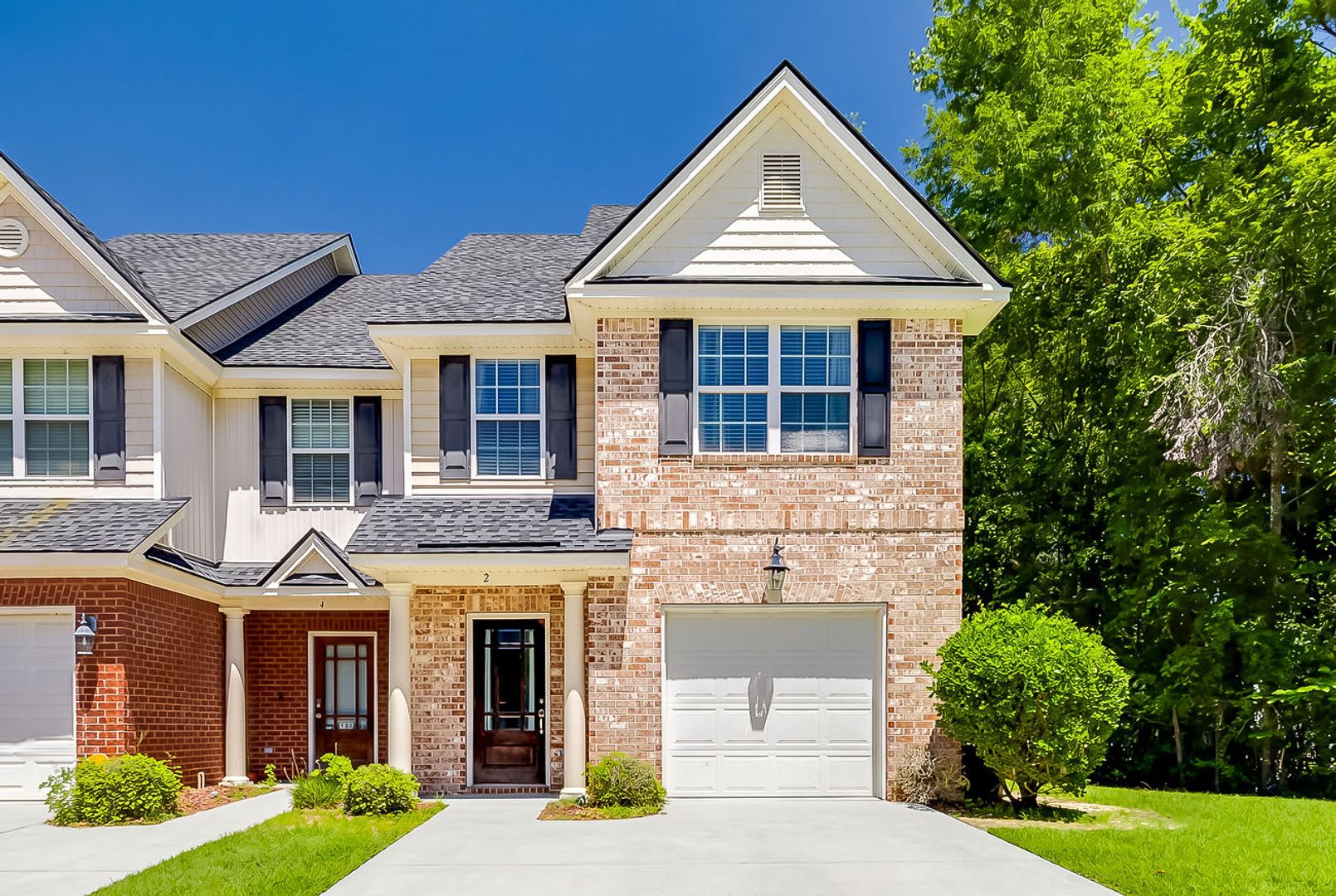 3-Bedroom End-Unit Townhome in Gated Weslyn Park – photo 1