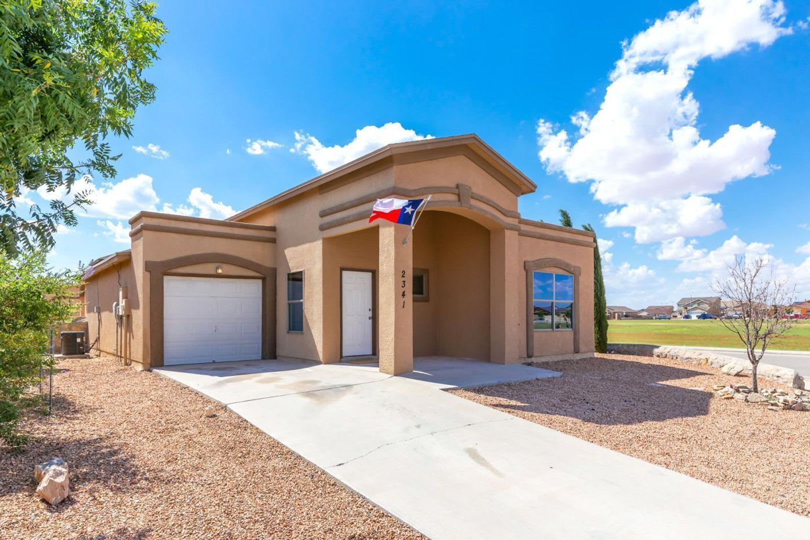 East El Paso 3 bed Refrig A/C next to Park! – photo 1
