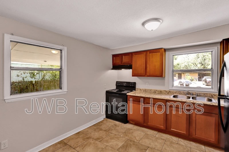 2262 Kingston St – photo 3