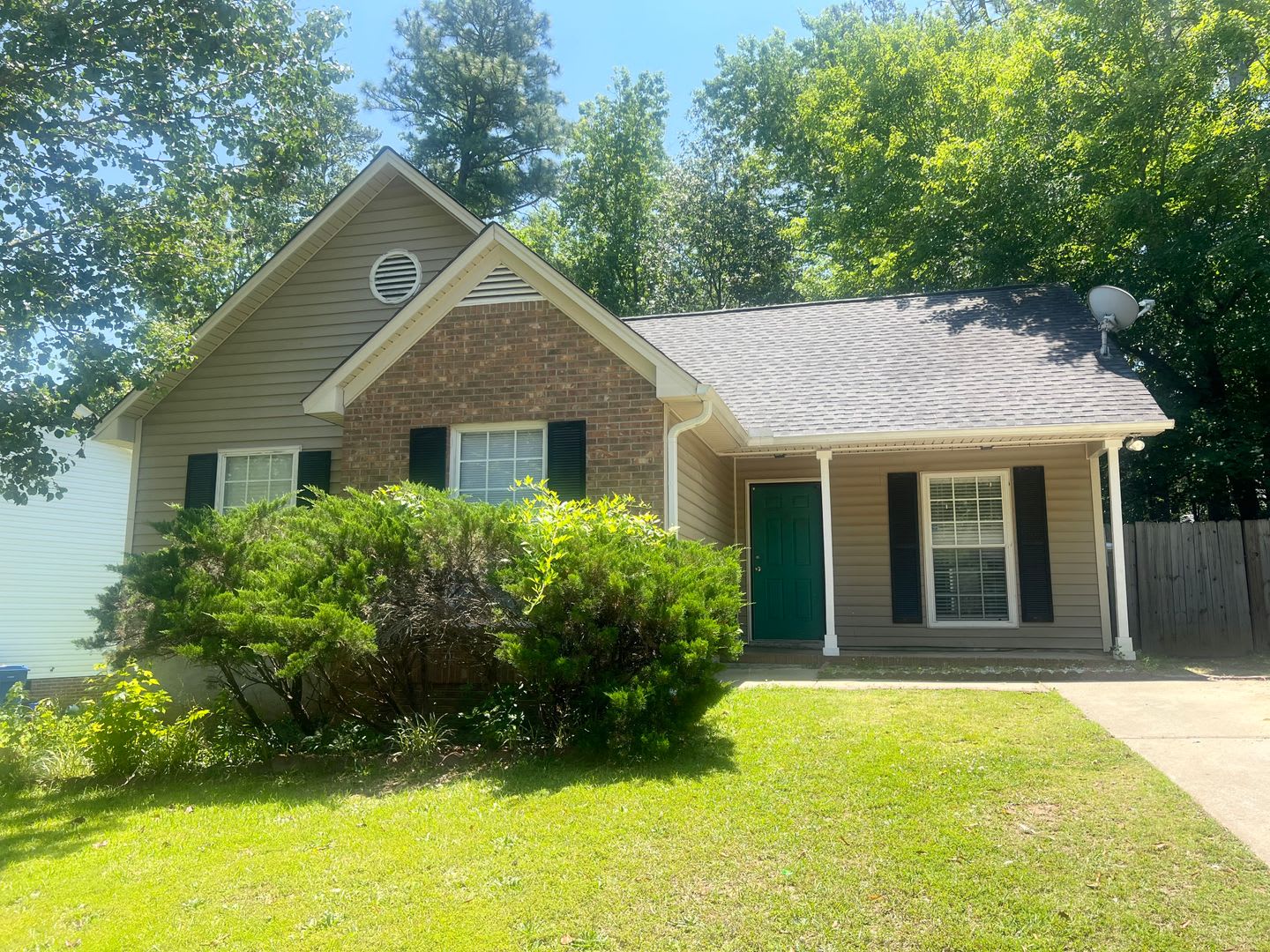 3 bed / 2 bath home ~ Just minutes from Harbison Blvd. Available August 18, 2025. – photo 1