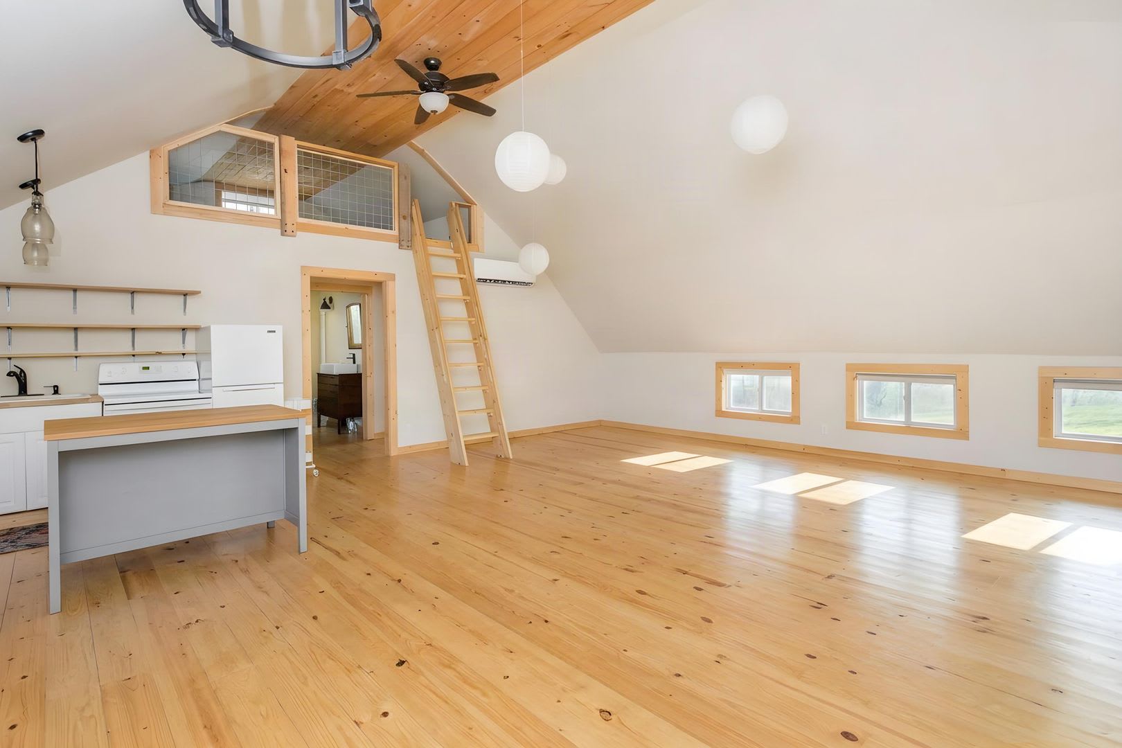 Barn-Style Modern Farmhouse with Mountain Views in Candler — 30 Minutes to Downtown Asheville – photo 3