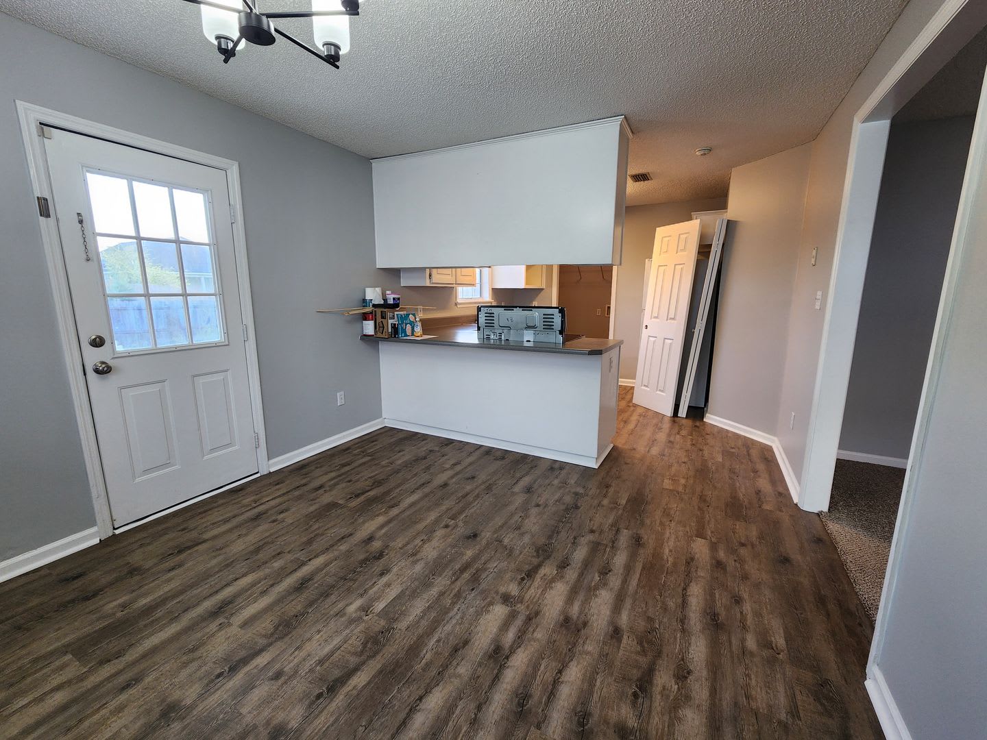 Cozy 3 Bedroom Home with Spacious Kitchen and Private Backyard – photo 2