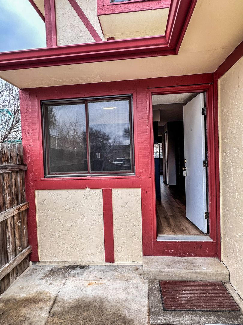 Large Updated 3-Bed 2-Bath Townhome w/ Garage, Available for an Immediate Move In. – photo 3