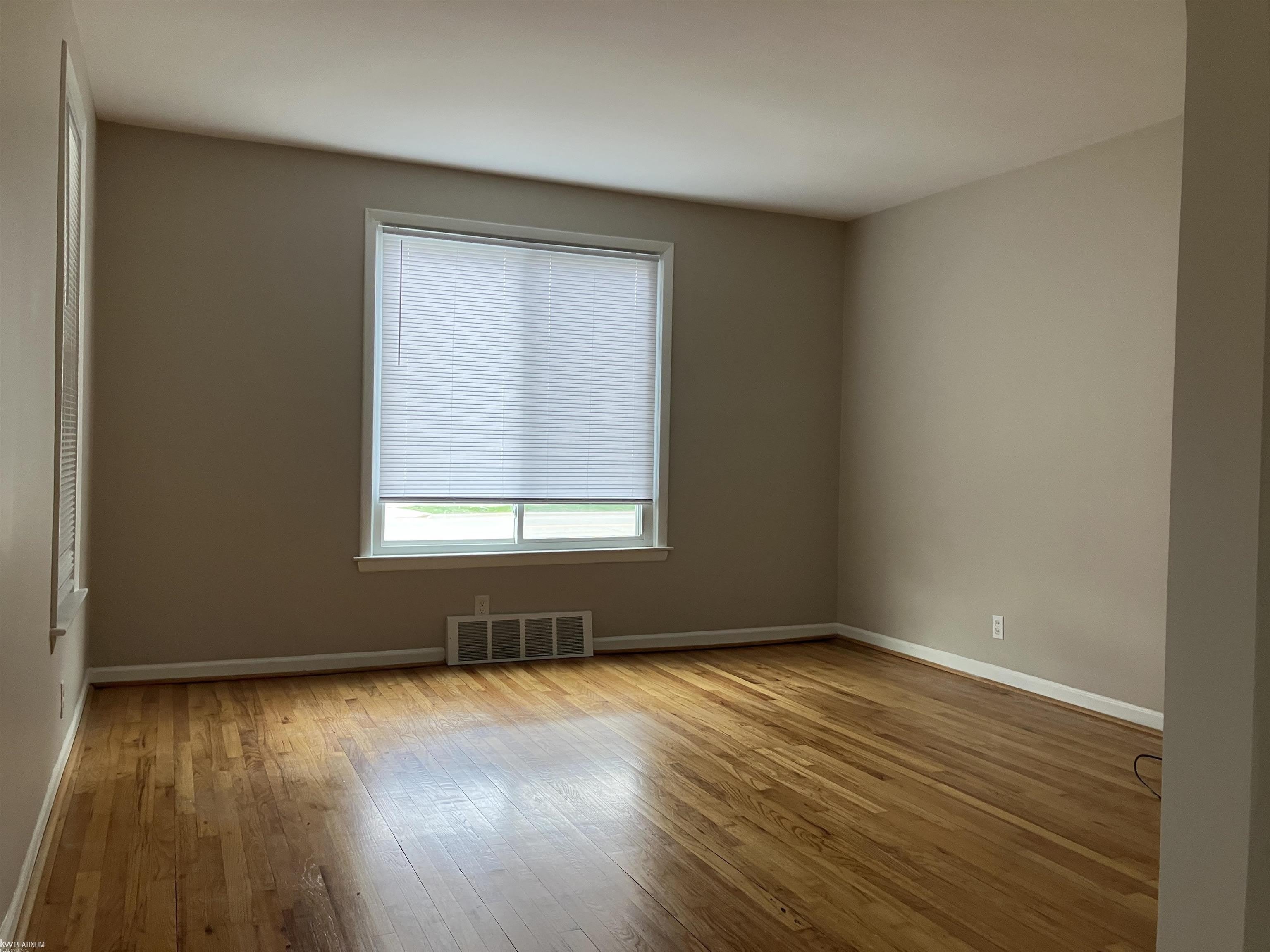 172 N 1 Avenue – photo 4