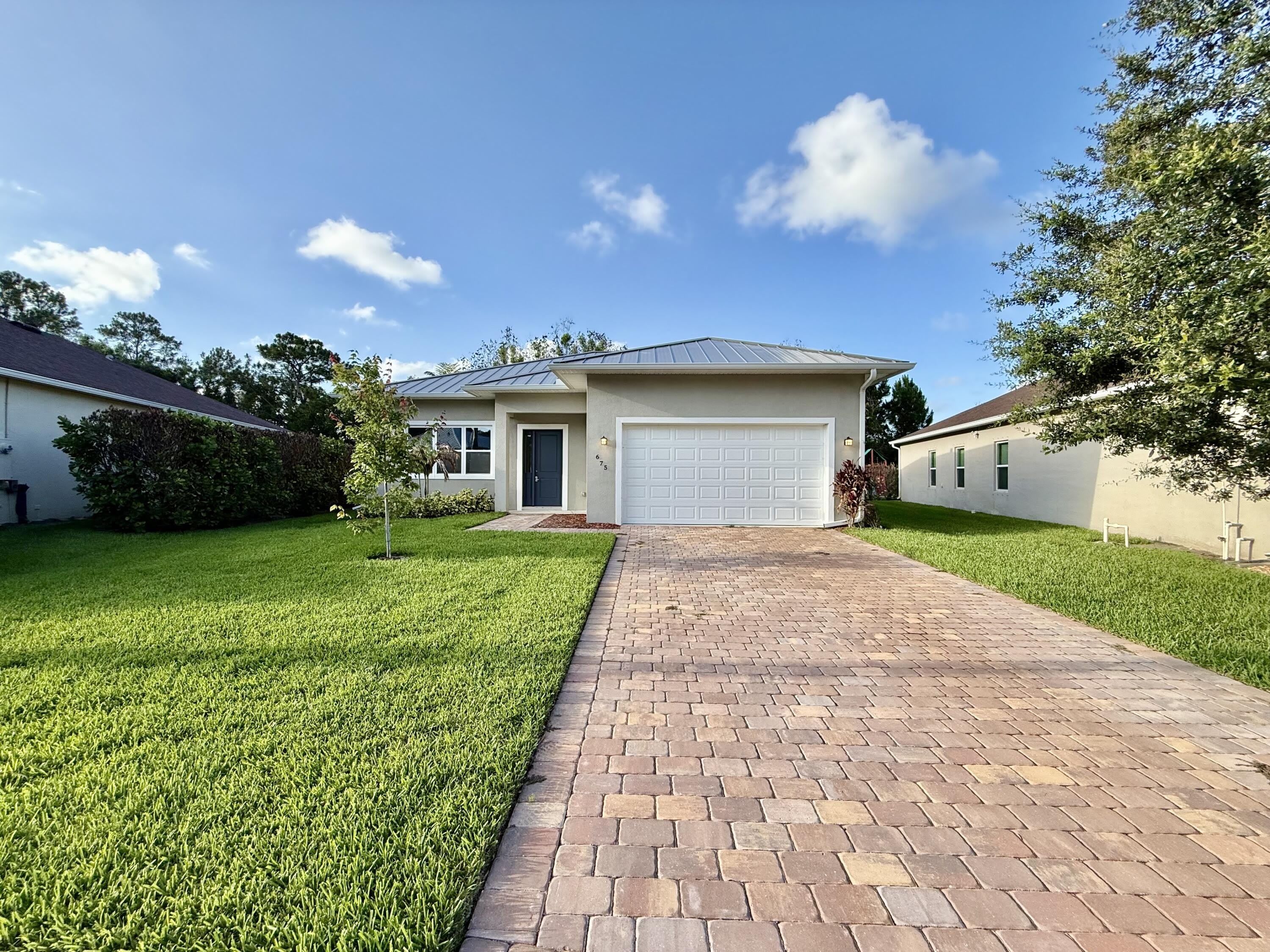 675 Ne Moss Rose Place – photo 1