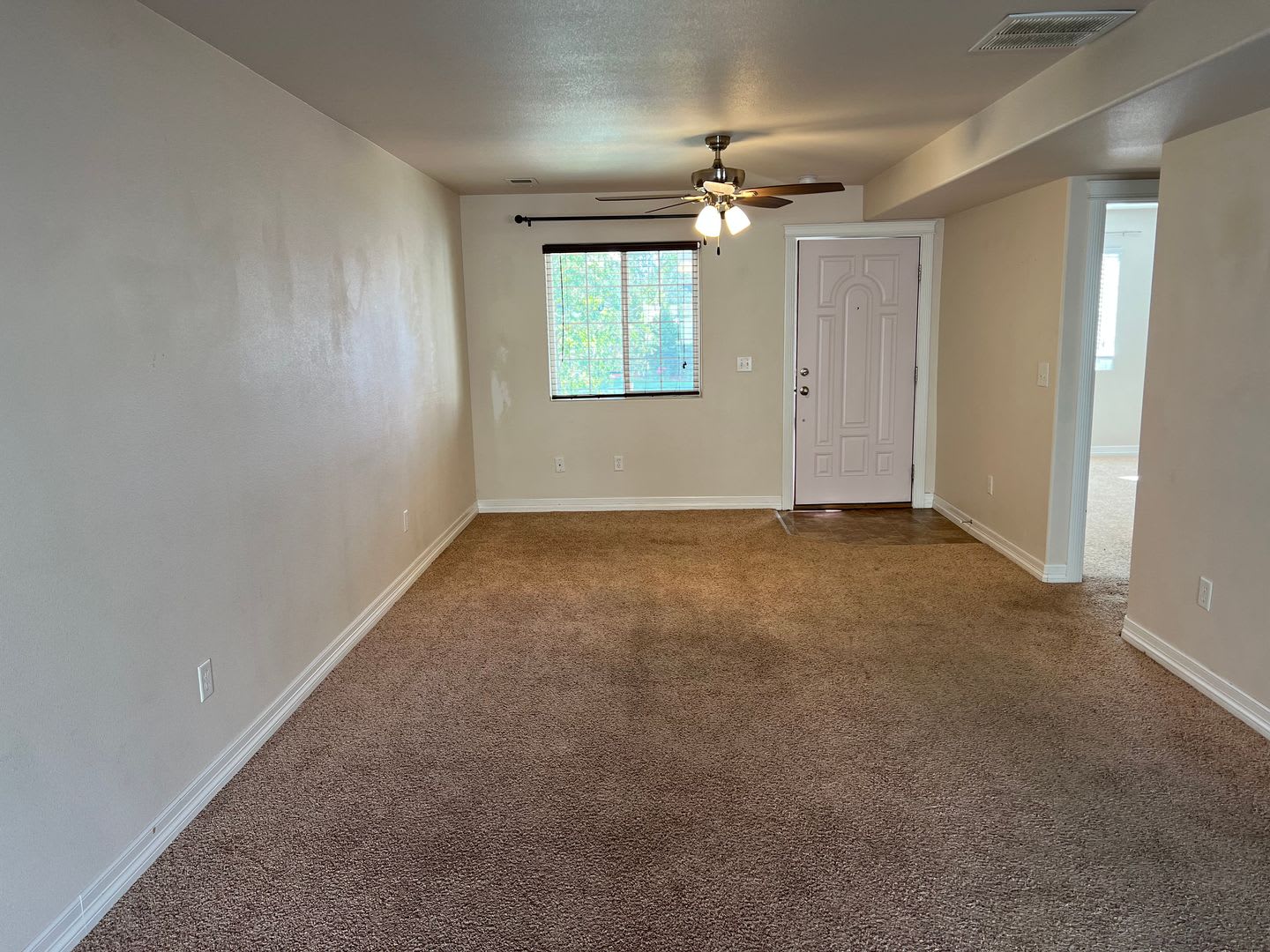 5 BEDROOM, 4 BATHROOM TOWNHOUSE WITH 2 CAR DETACHED GARAGE – photo 2