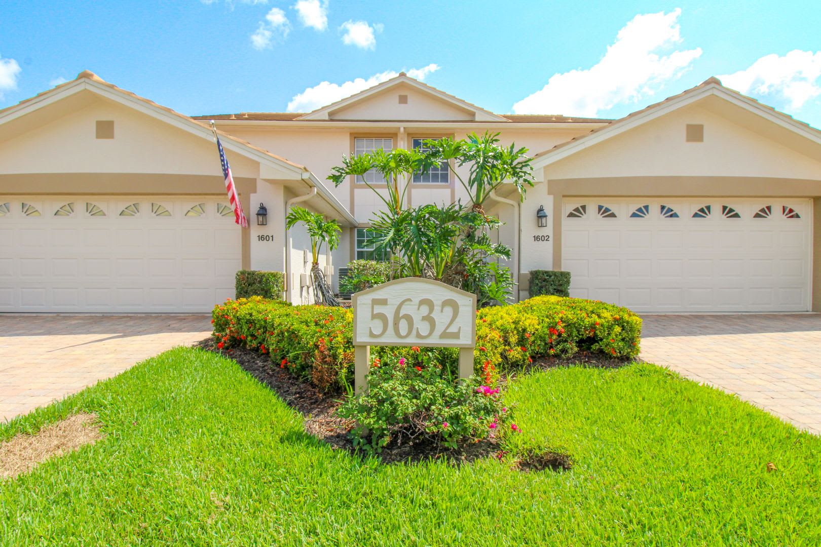 3 2 Golf Transfer To The Strand Unit Available Gated Beautiful Remodeled Unit Lake And Fountain View – photo 2