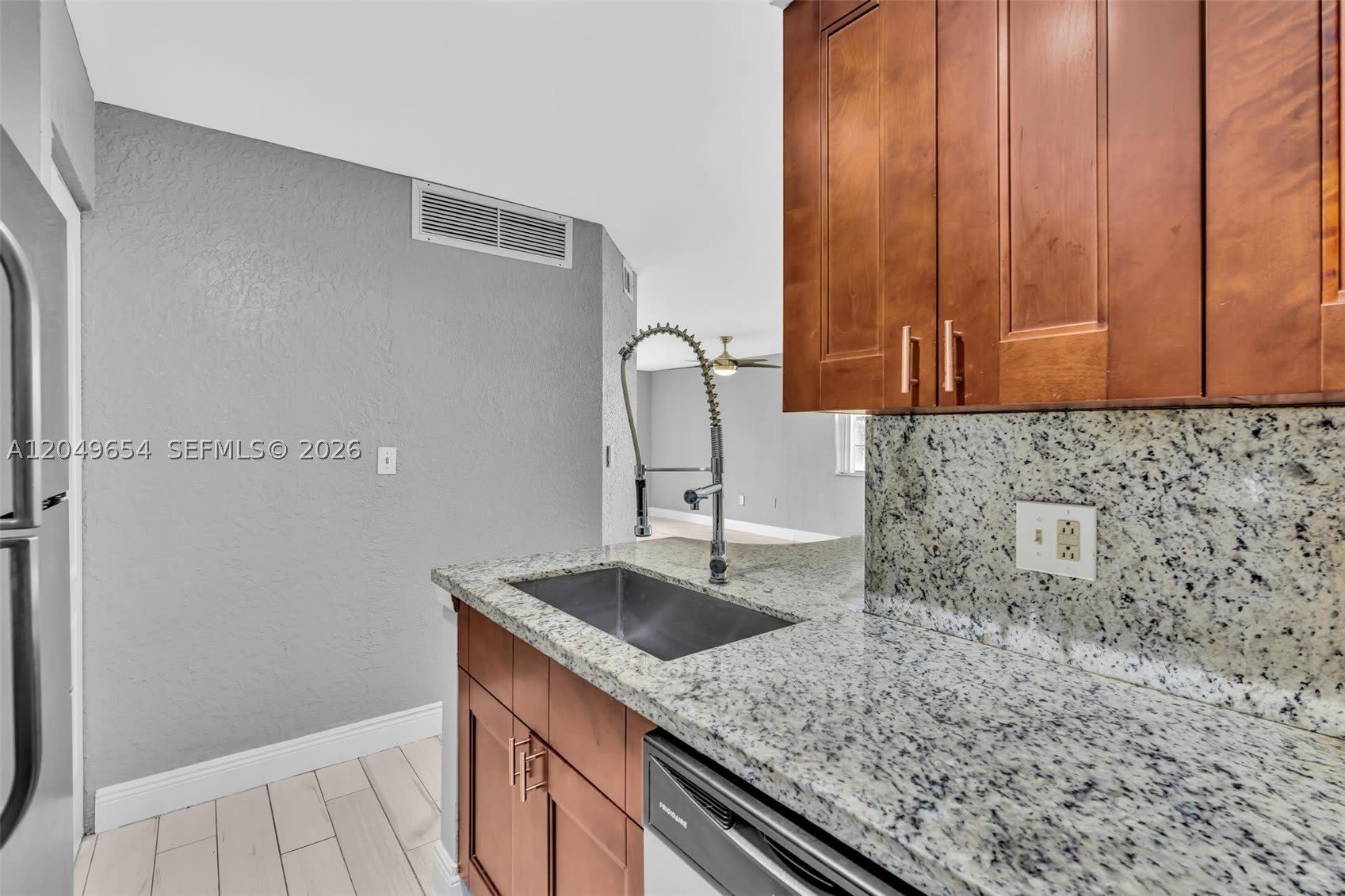 2851 N Oakland Forest Dr – photo 3