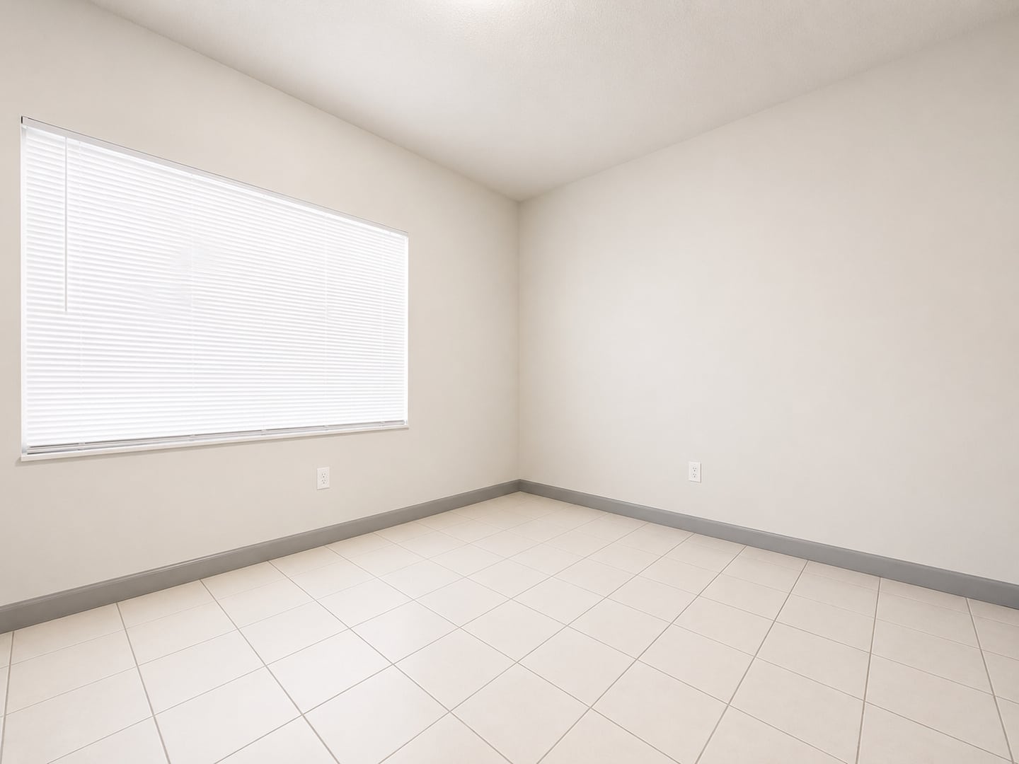 Three Bedroom Single Family Home with Private Fenced Yard and Driveway – photo 5