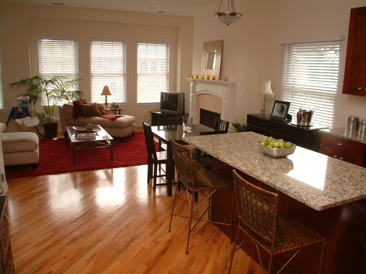 1528 W Greenleaf Ave – photo 2