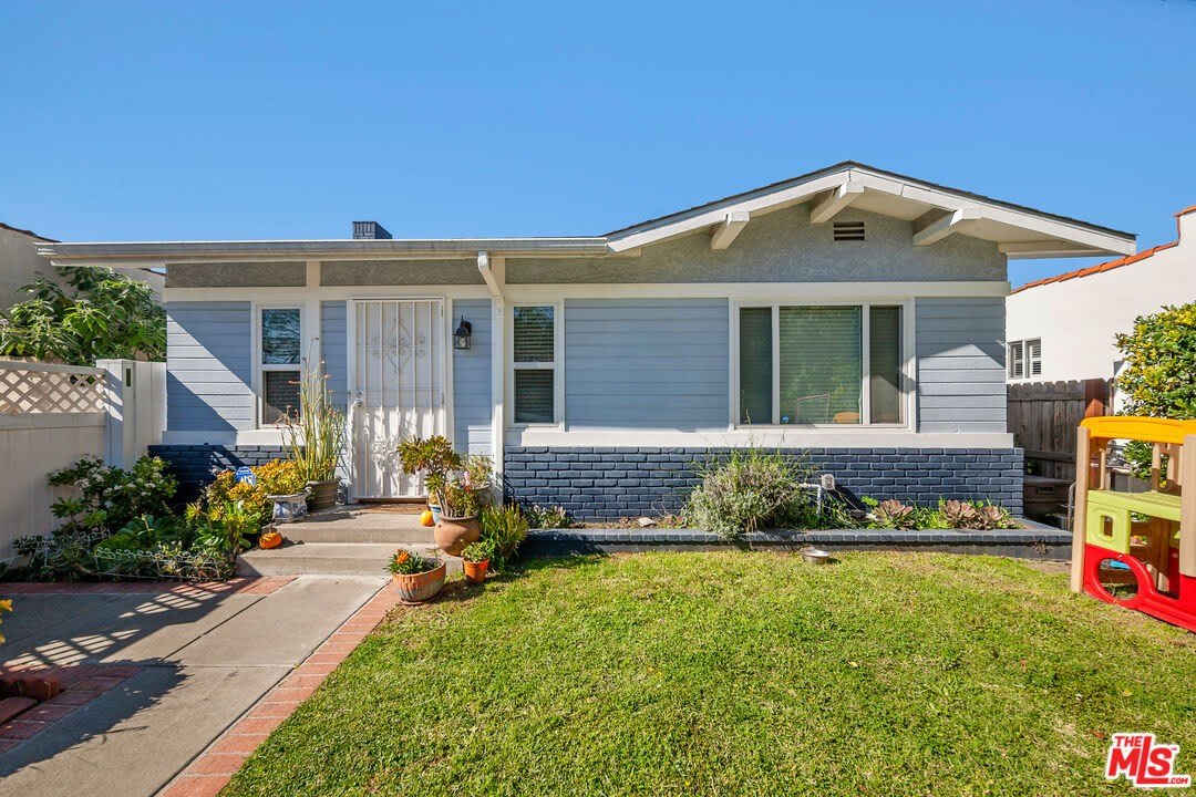 2227 Alsace Ave – photo 1
