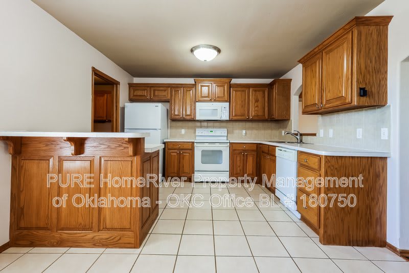 11101 SW 6th St – photo 3