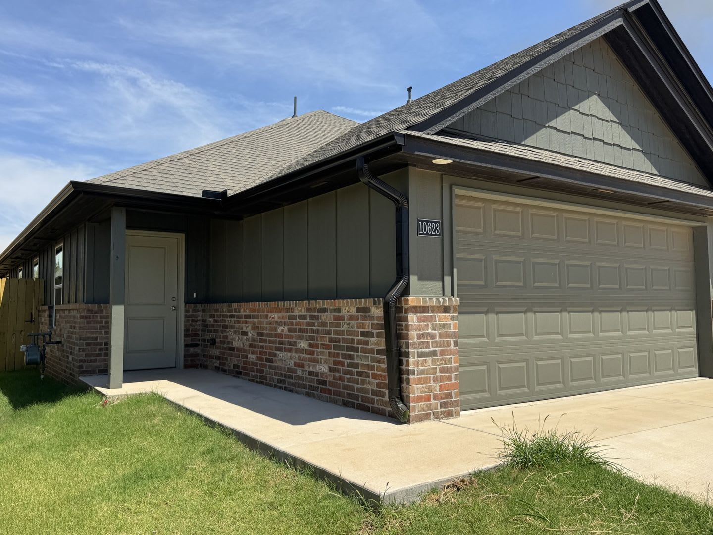 Brand New Stunning and Spacious 3 Bedroom 2 Bath Duplex in Mustang Schools – photo 2