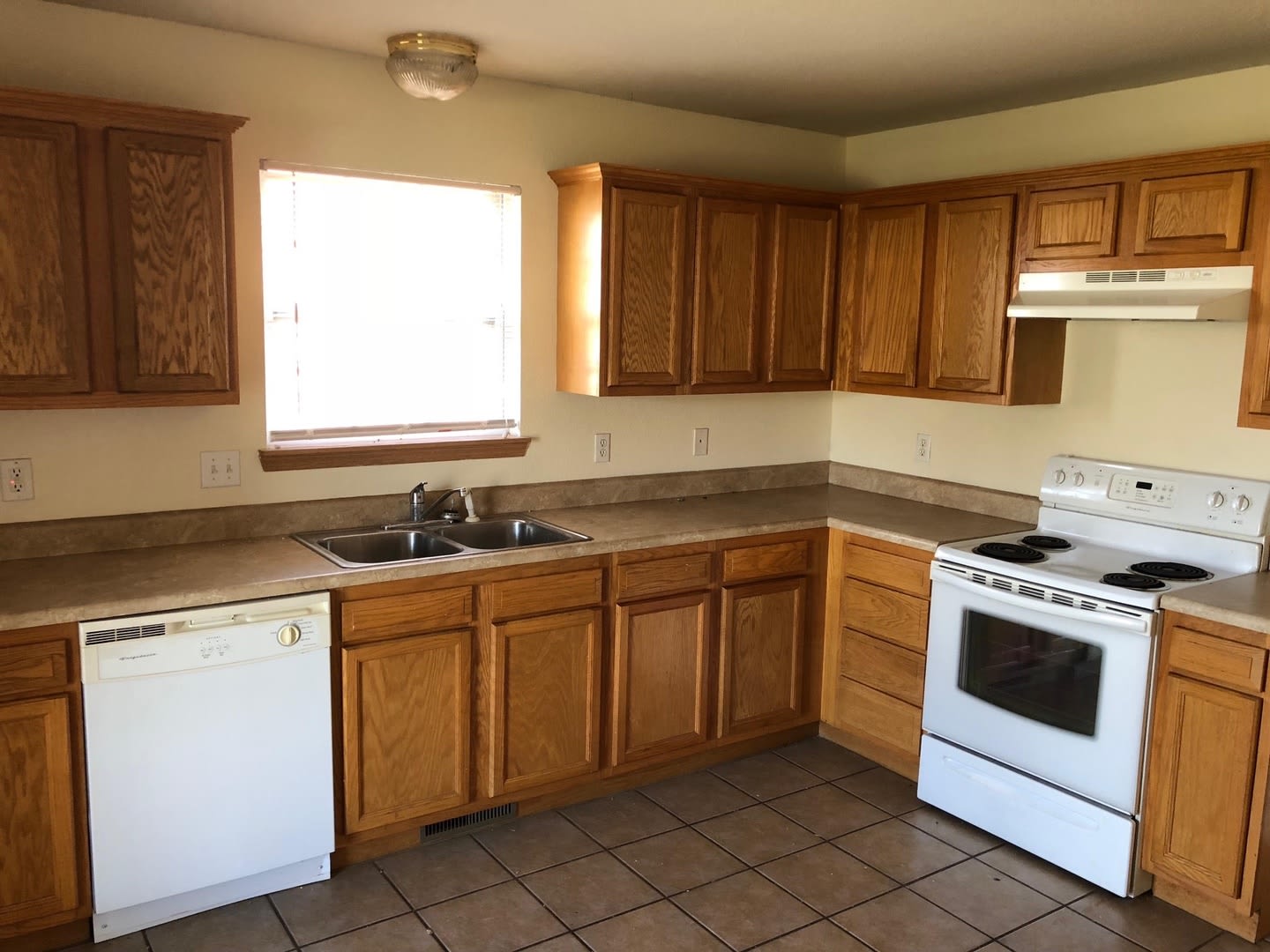 All brick 3 bed 2 bath in SE Springfield – photo 2