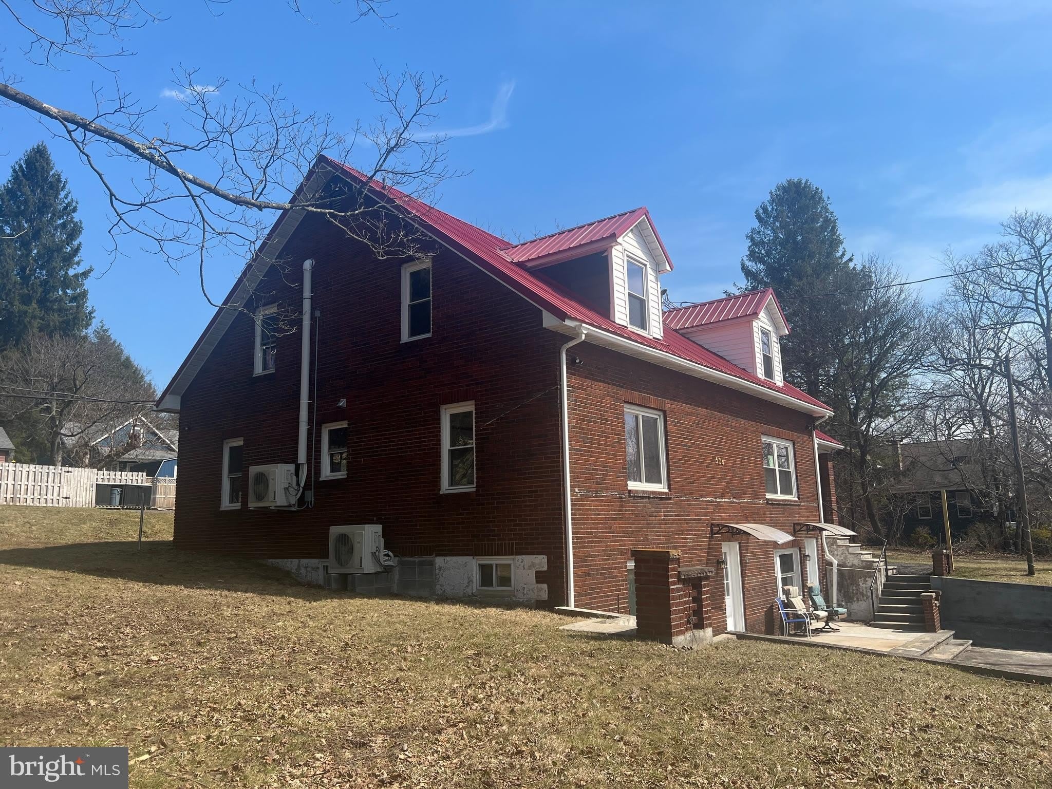 604 E OAK Street – photo 2