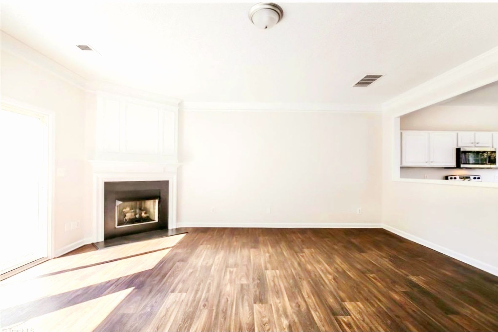 Charming 3BR Townhome in Jamestown – photo 2