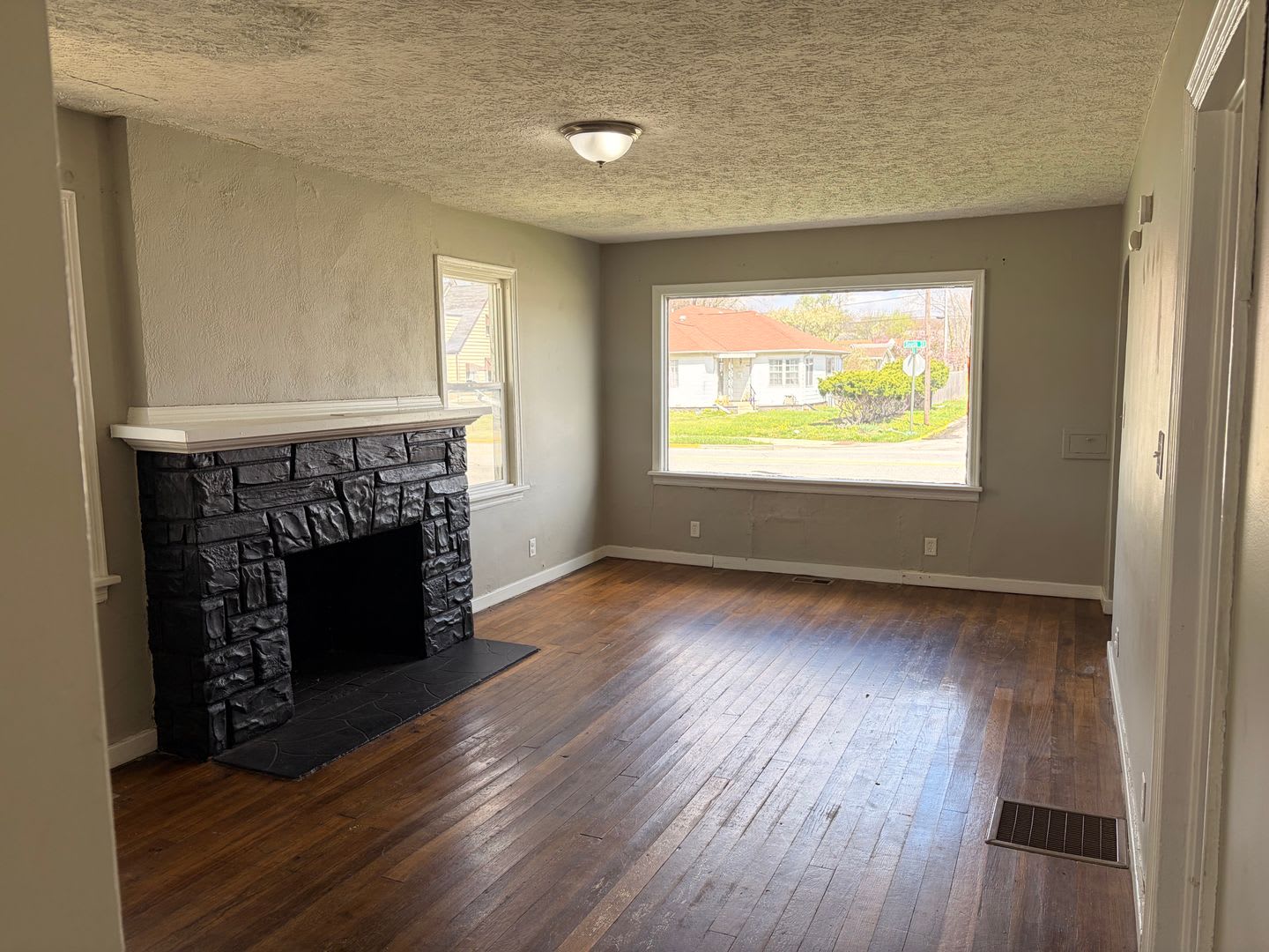 2 bed 1 bath house with basement – photo 2