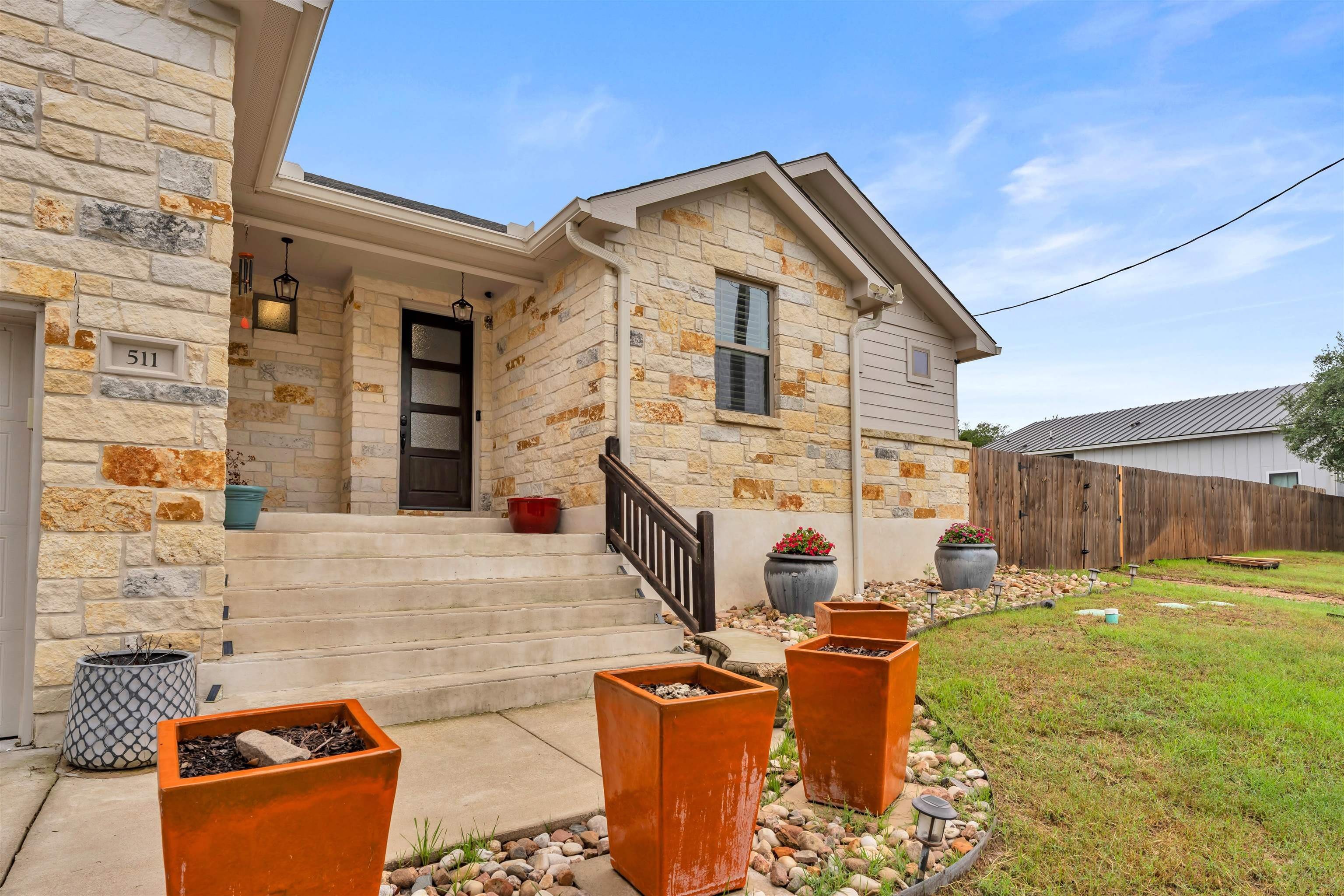 511 Taylor Dr – photo 2