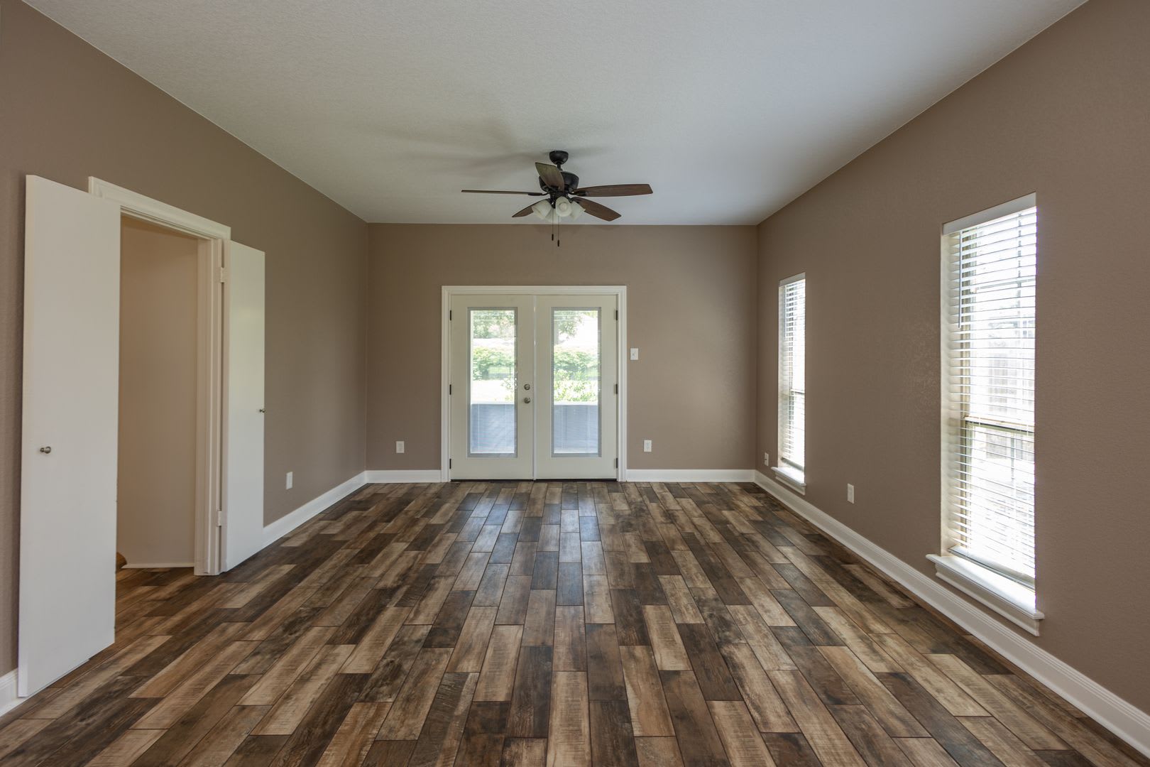 Spacious 6-Bedroom Beaumont Home with 3 Baths & 2-Car Garage – photo 3
