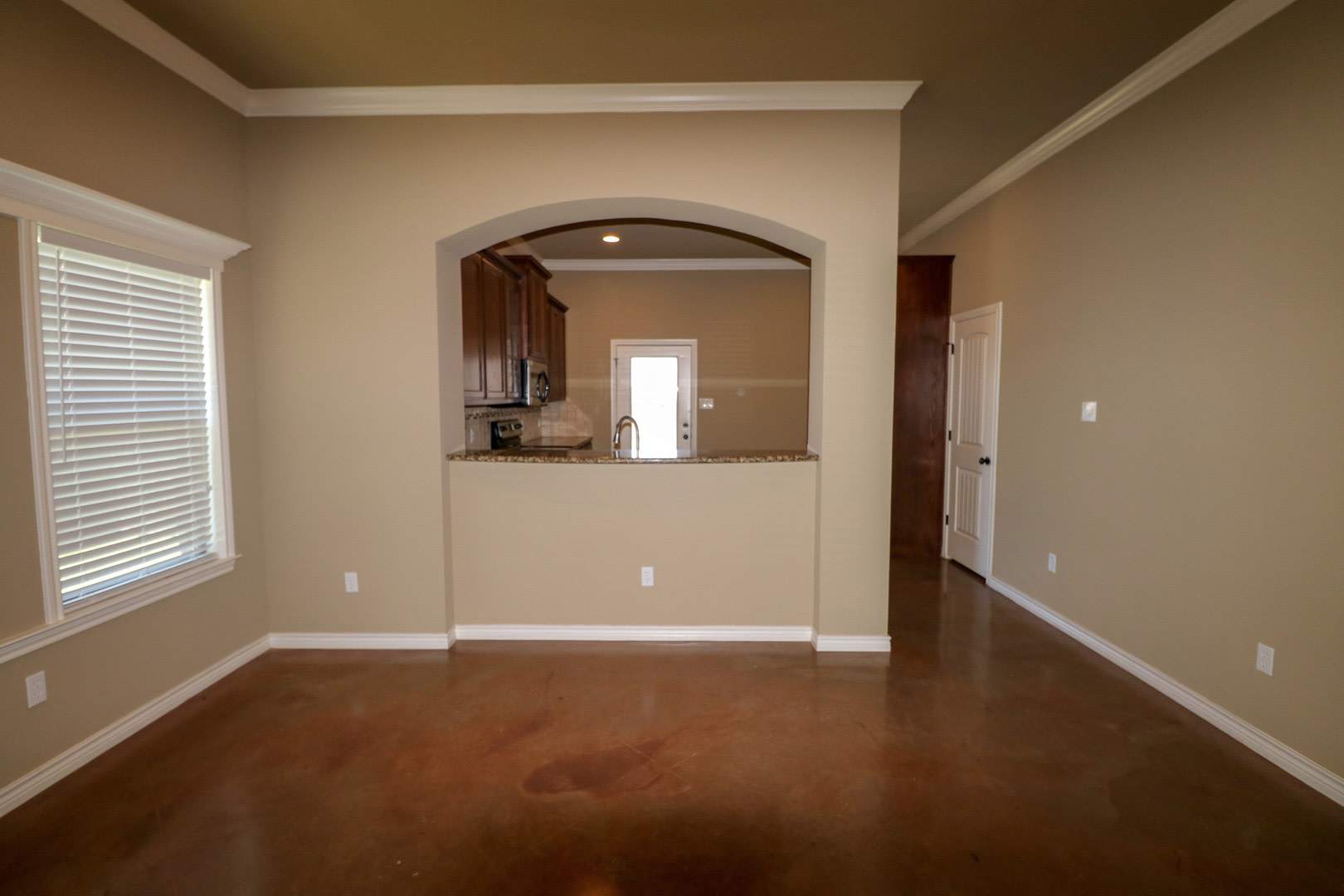 Available Now: 4 bedroom house – photo 4