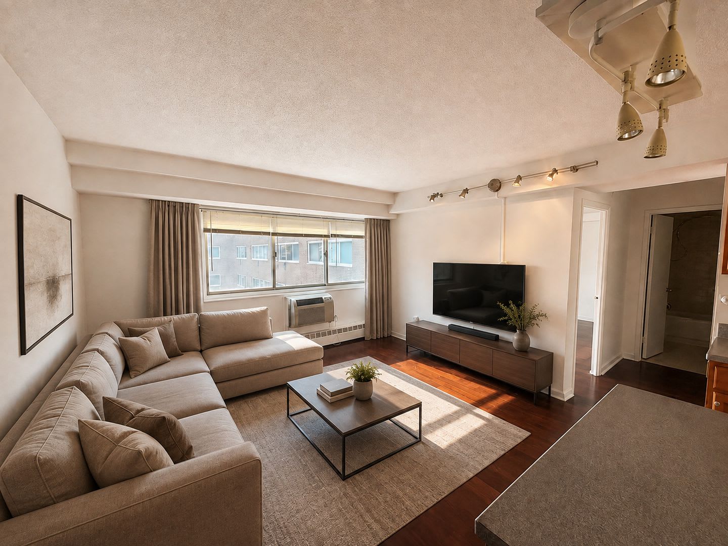 18th-Floor River West Residence with Center City Views &amp; Utilities Included – photo 1
