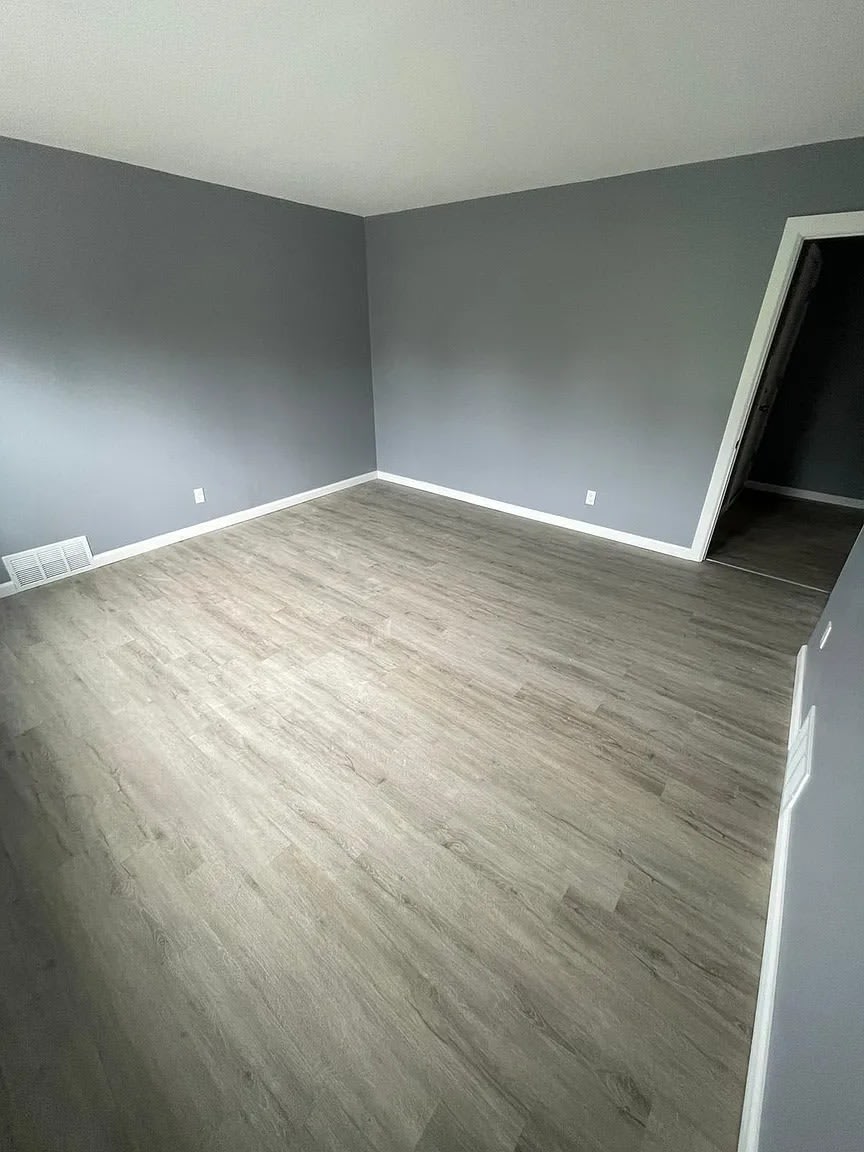 1031 Niagara Avenue – photo 5