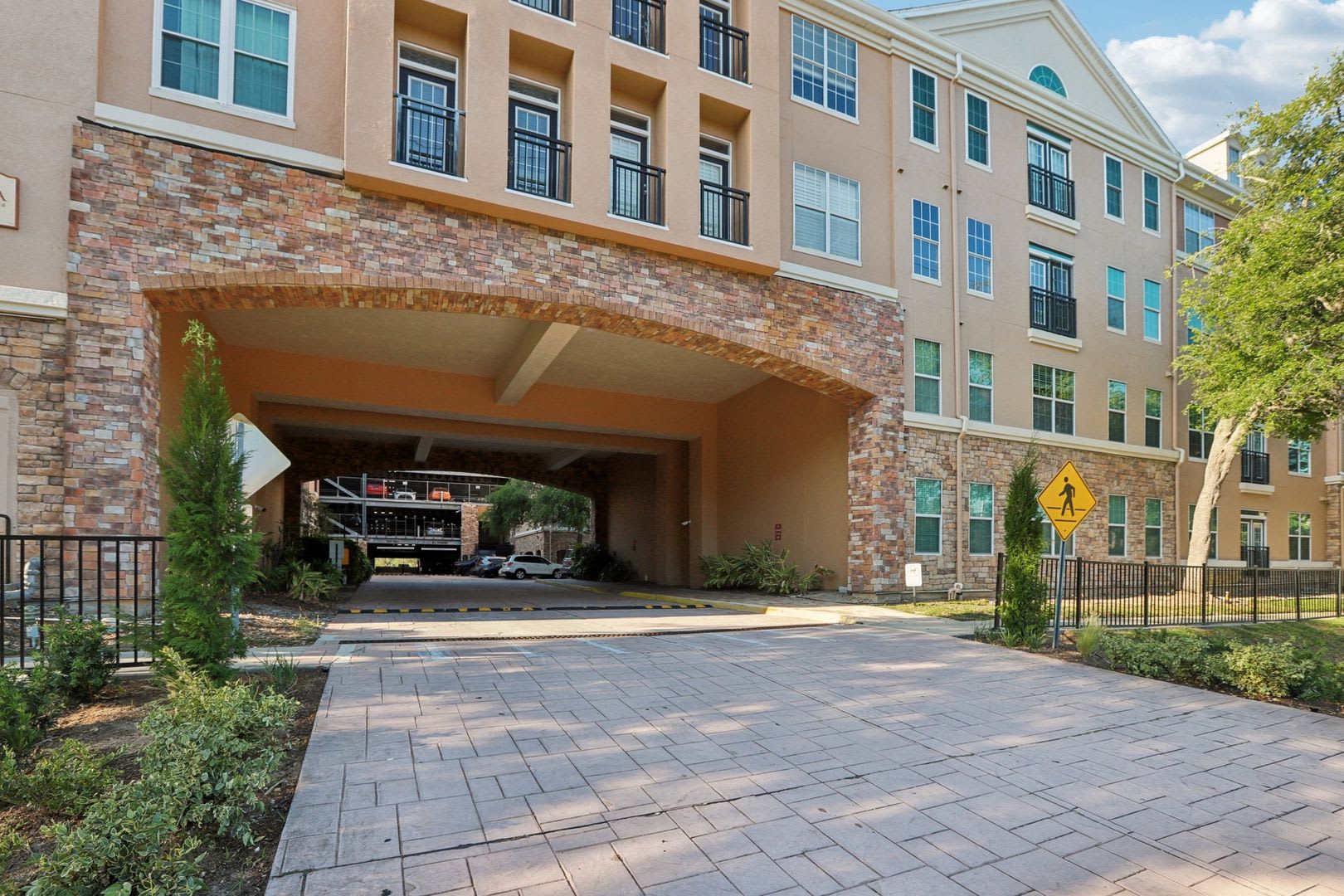 Beautifully Updated And Move In Ready This Fully Remodeled 1 Bedroom 1 Bath Condo Offers An Open Layout With High Ceilings And An Abundance Of Natural Light Throughout Located In The Westshore District – photo 2