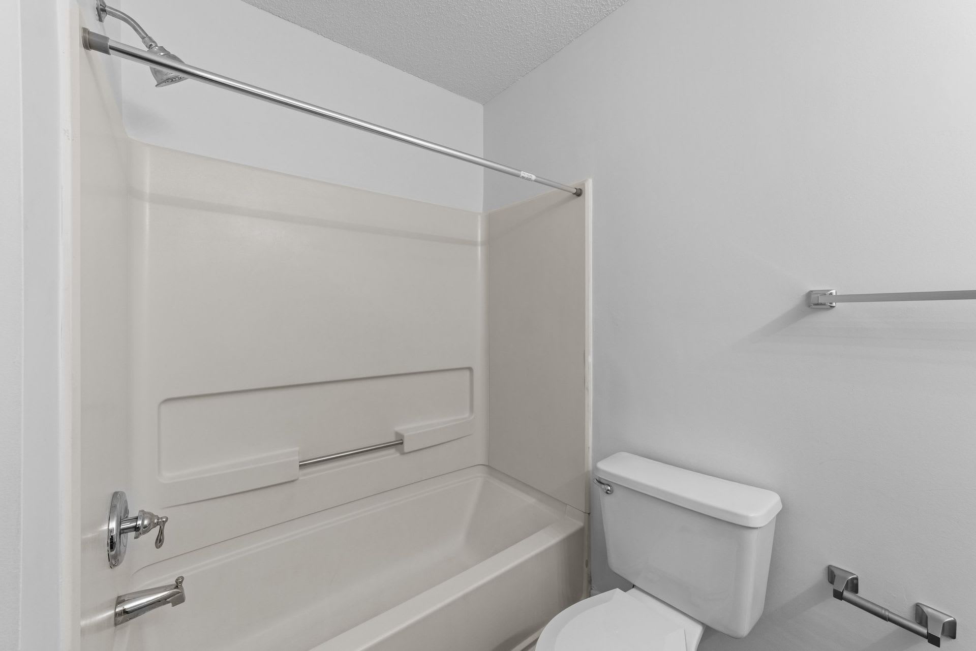 Spacious 2-Bedroom Apartment – Water & Trash Included! – photo 4