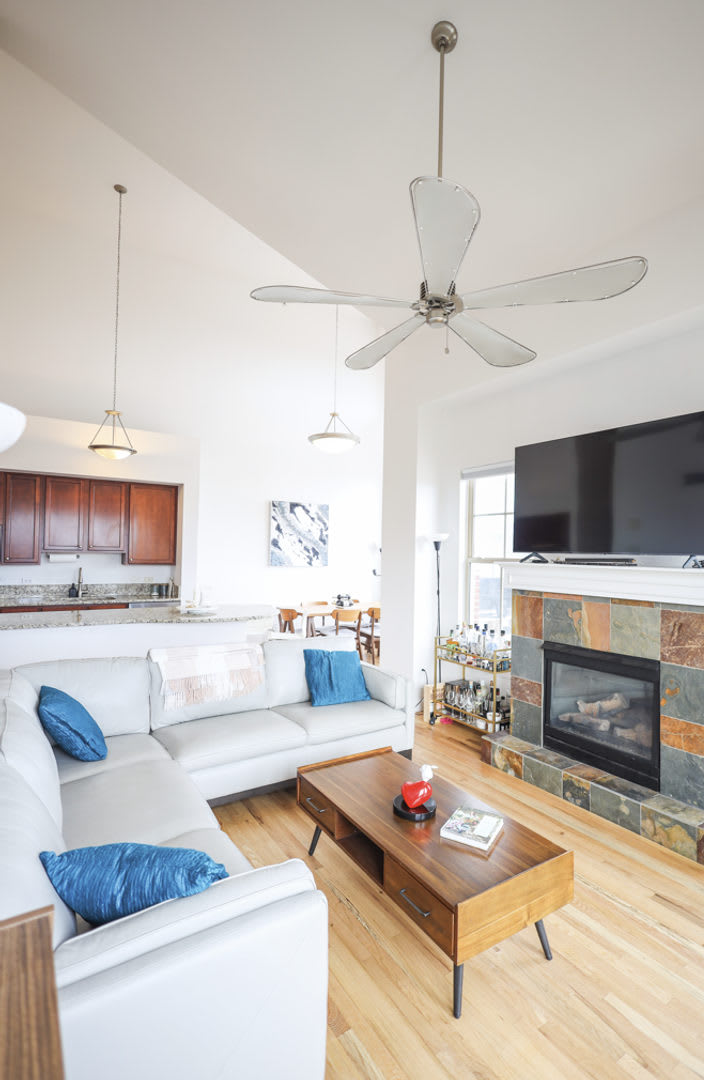 Penthouse Unit Location Location Location Featuring Vaulted Ceilings Major Updates And Move In Special – photo 5