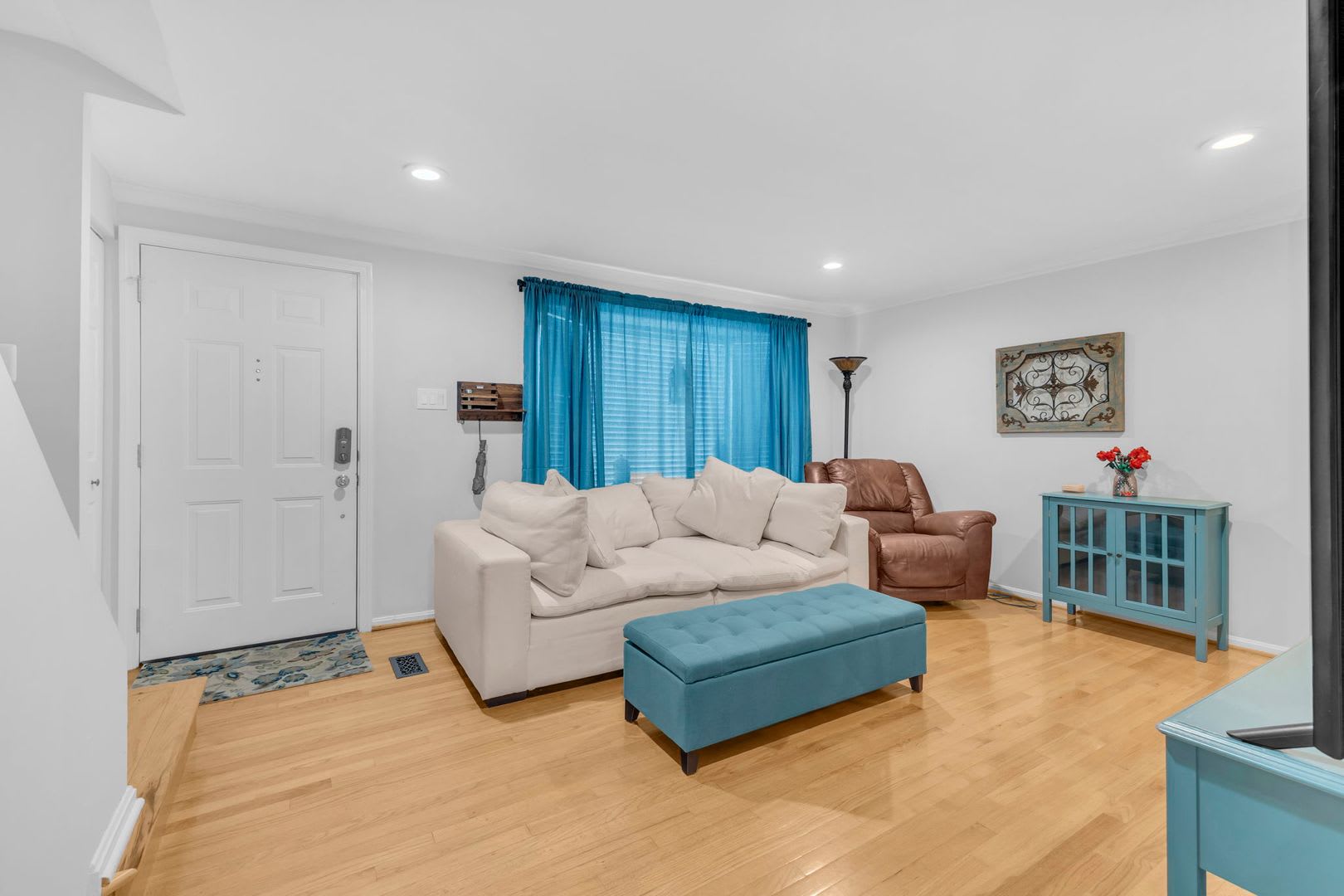 Beautifully Updated End Unit Townhome In Prime Location – photo 4