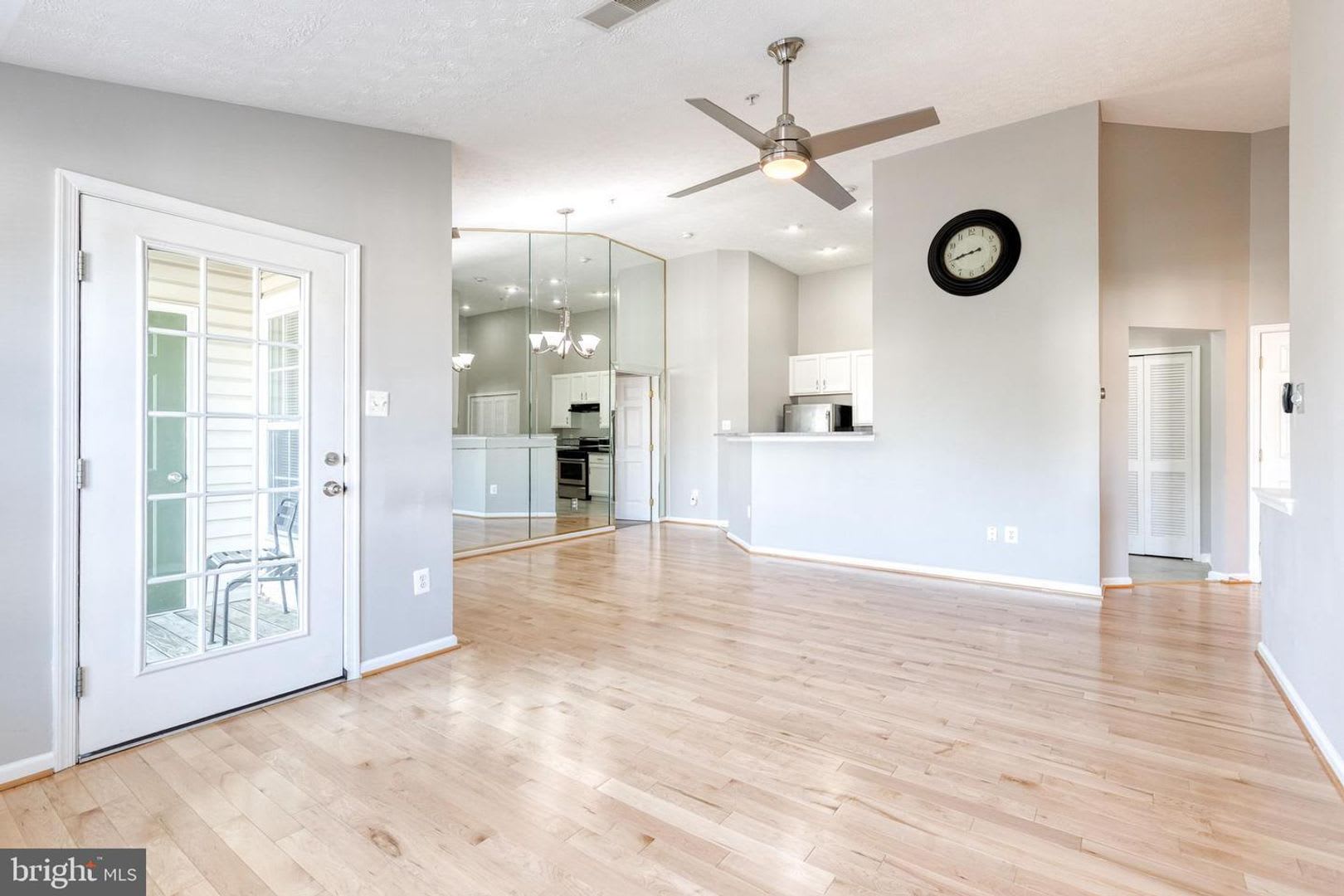 Gorgeous 2Bd 2Bth Penthouse Condo Completely Updated Ready To Move In – photo 3
